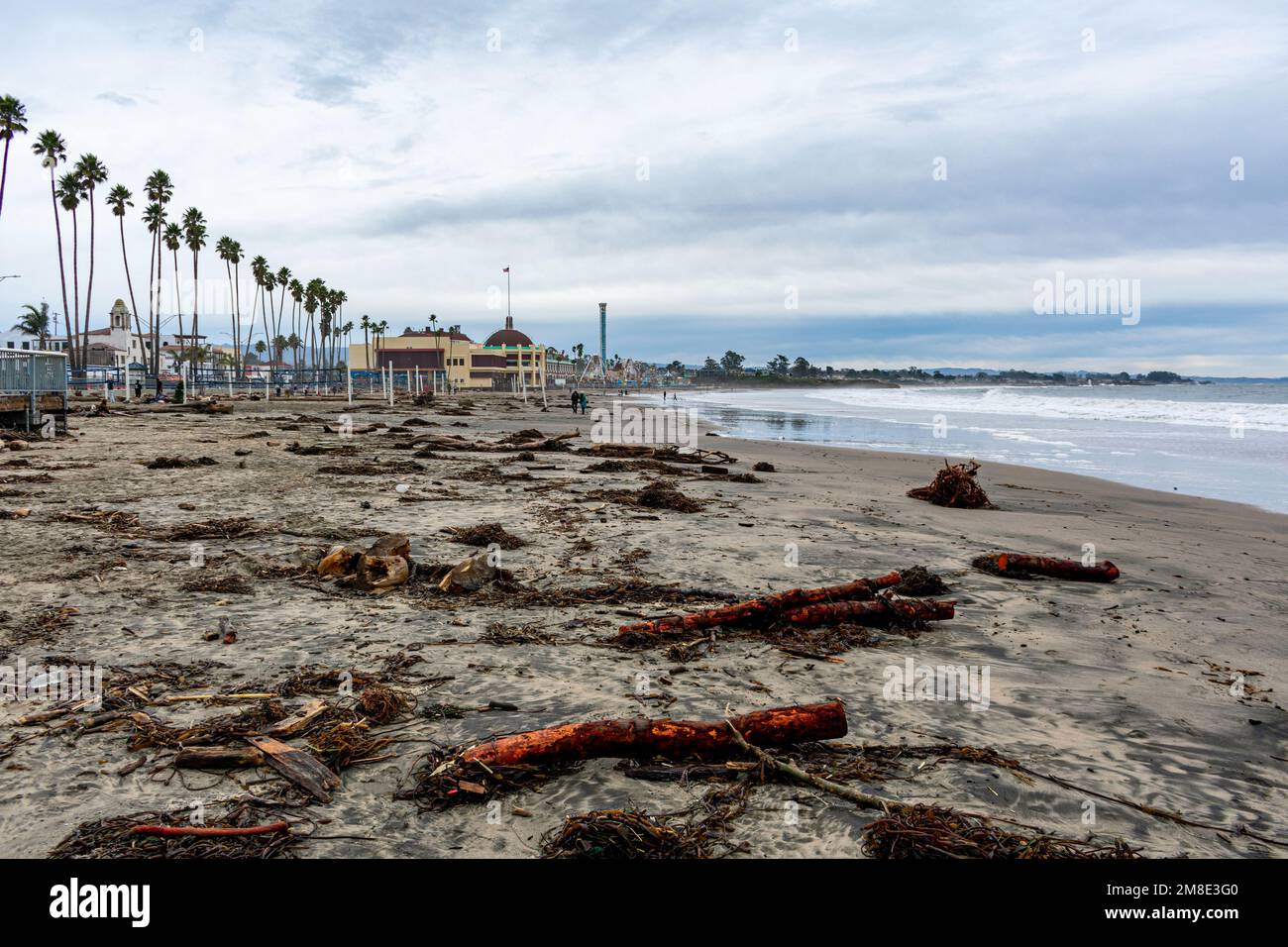 I detriti della tempesta di Driftwood vengono lavati di fronte al lungomare di Santa Cruz Beach - Santa Cruz, California, USA - 7 gennaio 2023 Foto Stock