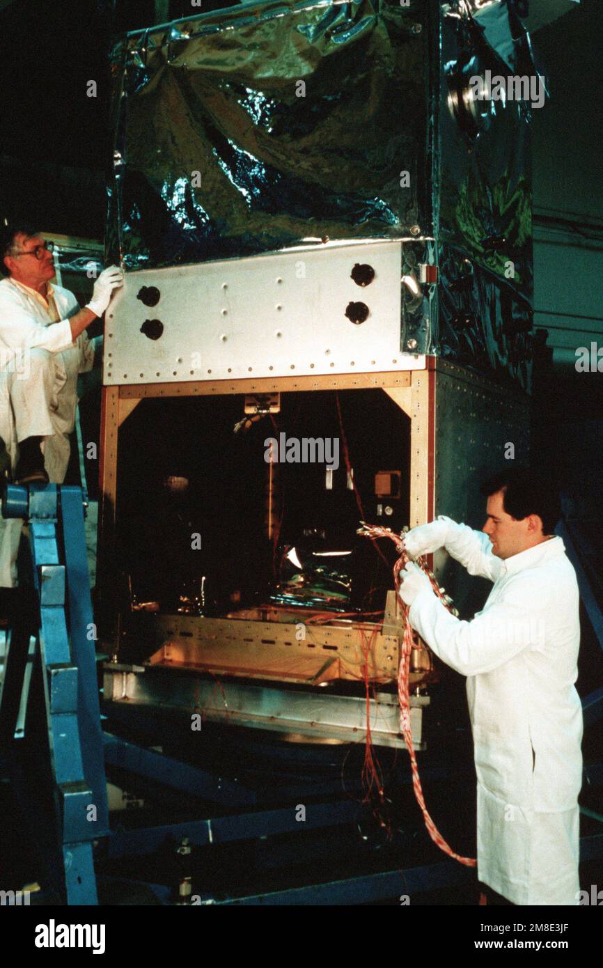 Due tecnici del Naval Research Laboratory (NRL) assemblano un componente satellitare. Base: Washington Stato: District of Columbia (DC) Nazione: Stati Uniti d'America (USA) Foto Stock