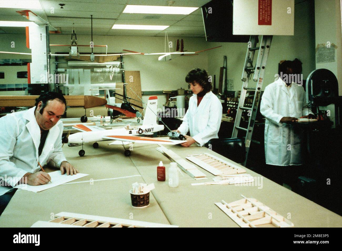 I ricercatori della filiale Offboard Countermeasures (OCM) del Naval Research Laboratory (NRL) lavorano per sviluppare speciali piattaforme aeree per i sistemi OCM nel Vehicle Development Laboratory. Base: Washington Stato: District of Columbia (DC) Nazione: Stati Uniti d'America (USA) Foto Stock