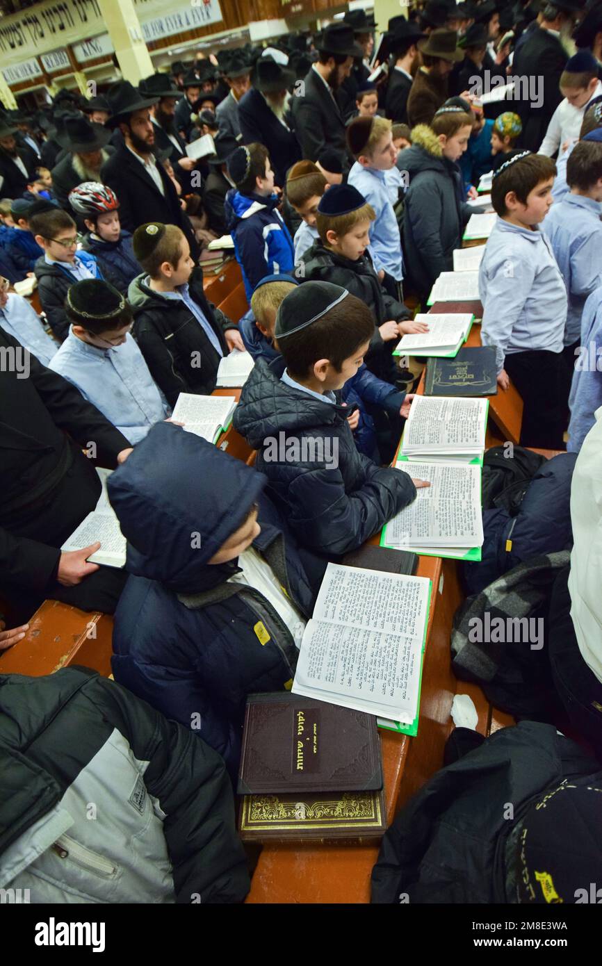 I giovani studenti di Yeshiva frequentano i servizi di illuminazione a candela di Chanukkah presso la principale sinagoga di Chabad sulla Eastern Pkwy a Brooklyn, New York. Foto Stock