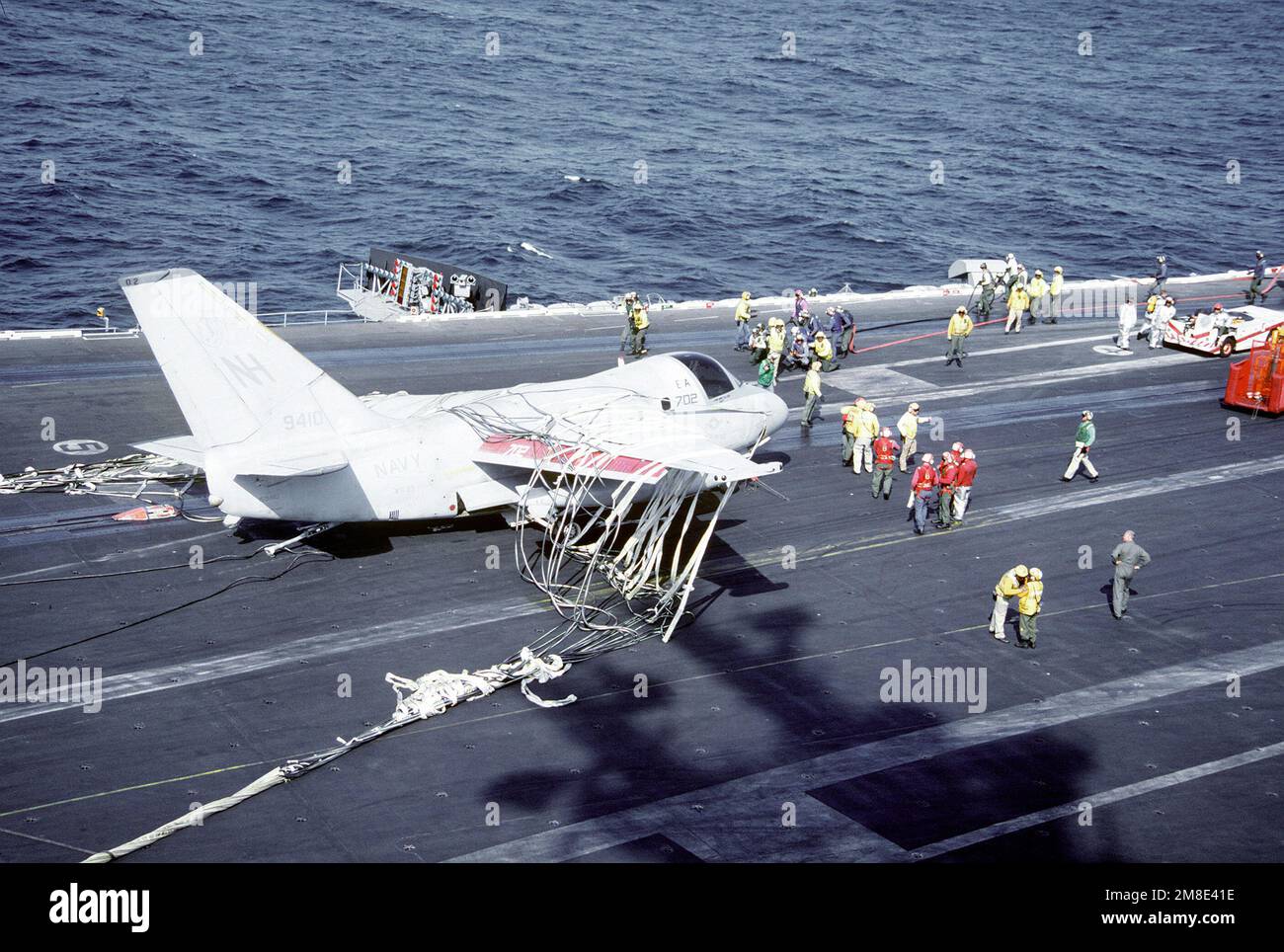 Il personale di soccorso e di soccorso rimane vigile mentre si preparano a rimuovere un aereo Air Anti-Submarine Squadron 29 (VS-29) S-3A Viking dal ponte di volo della portaerei nucleare USS ABRAHAM LINCOLN (CVN-72). Il carrello di atterraggio danneggiato ha costretto l'aeromobile a fare un atterraggio di emergenza. Paese: Oceano Pacifico (POC) Foto Stock