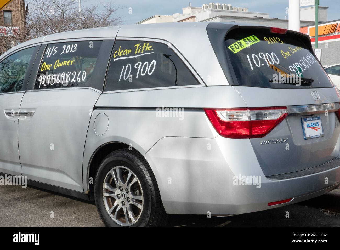 Un SUV Honda 2013 parcheggiato sulla strada a Flushing NYC con informazioni in vendita scritte sulle finestre. Foto Stock