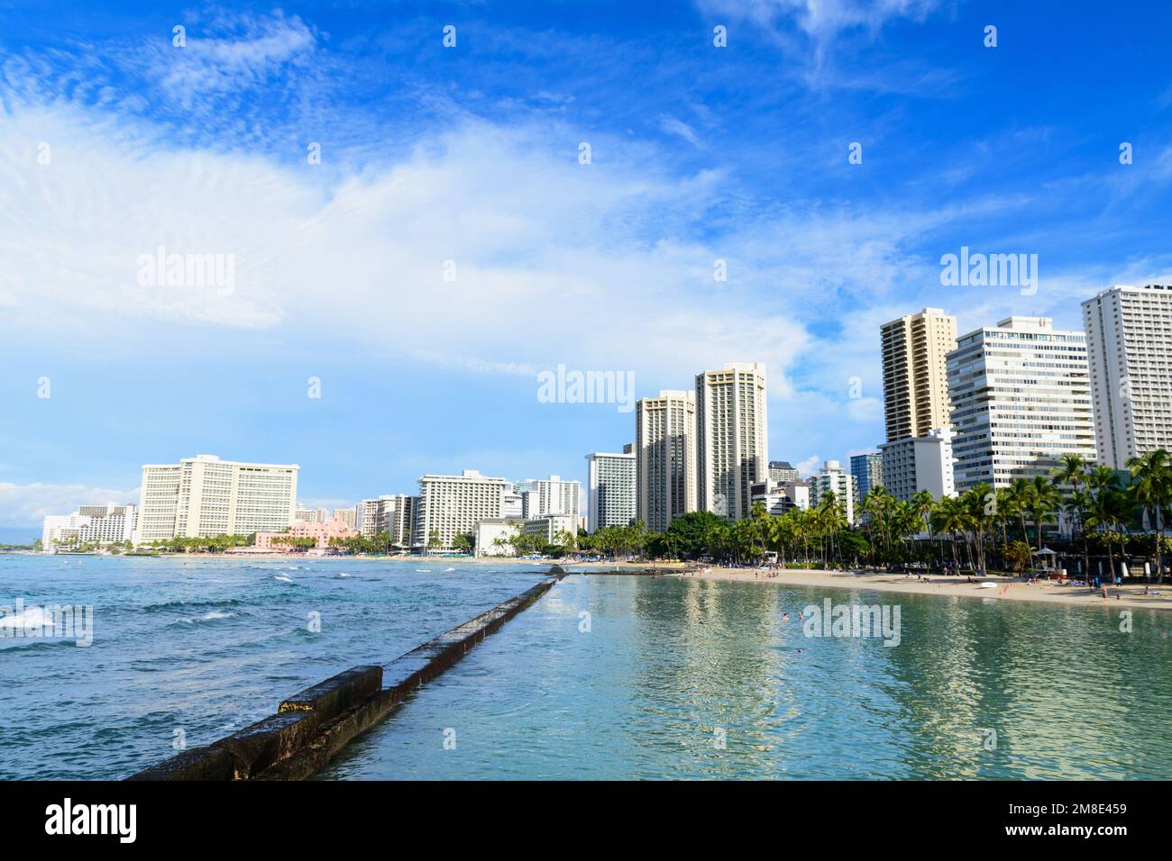 Vista panoramica degli hotel e degli edifici sulla spiaggia di Waikiki e lo skyline di Honolulu da Kuhio Beach Foto Stock