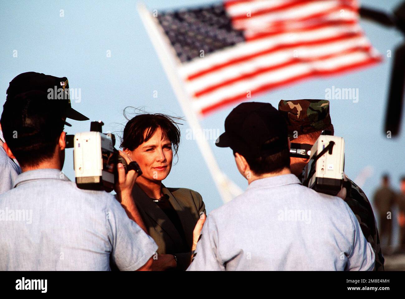 I membri dell'equipaggio videocassettano una conversazione con il co-ospite Nancy Snyderman prima delle riprese del programma televisivo di notizie/intrattenimento Good Morning America a bordo della nave di comando anfibia USS BLUE RIDGE (LCC-19). La CRESTA BLU è tra gli Stati Uniti Navi della Marina dispiegate nella regione a sostegno dell'operazione Desert Shield. Subject Operation/Series: DESERT SHIELD Paese: Bahrain (BHR) Foto Stock