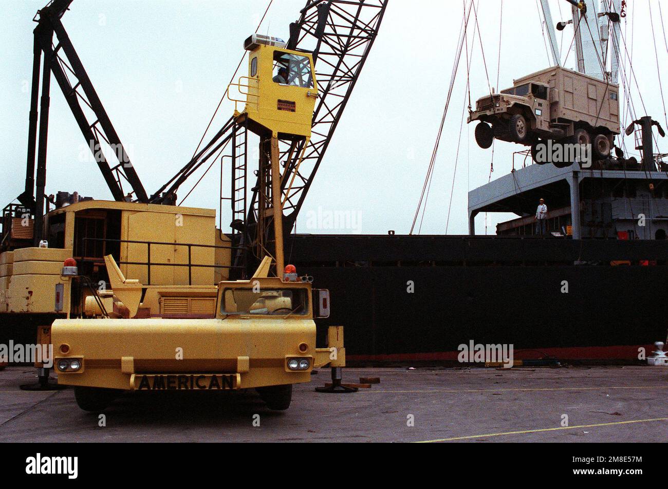 Una gru solleva un camion M-109A3 da 2-1/2 tonnellate a bordo della nave commerciale SS Mostween 7 per la spedizione dal porto di Houston al Medio Oriente a sostegno dell'operazione Desert Shield. Soggetto operativo/Serie: DESERT SHIELD Stato: Texas (TX) Paese: Stati Uniti d'America (USA) Foto Stock