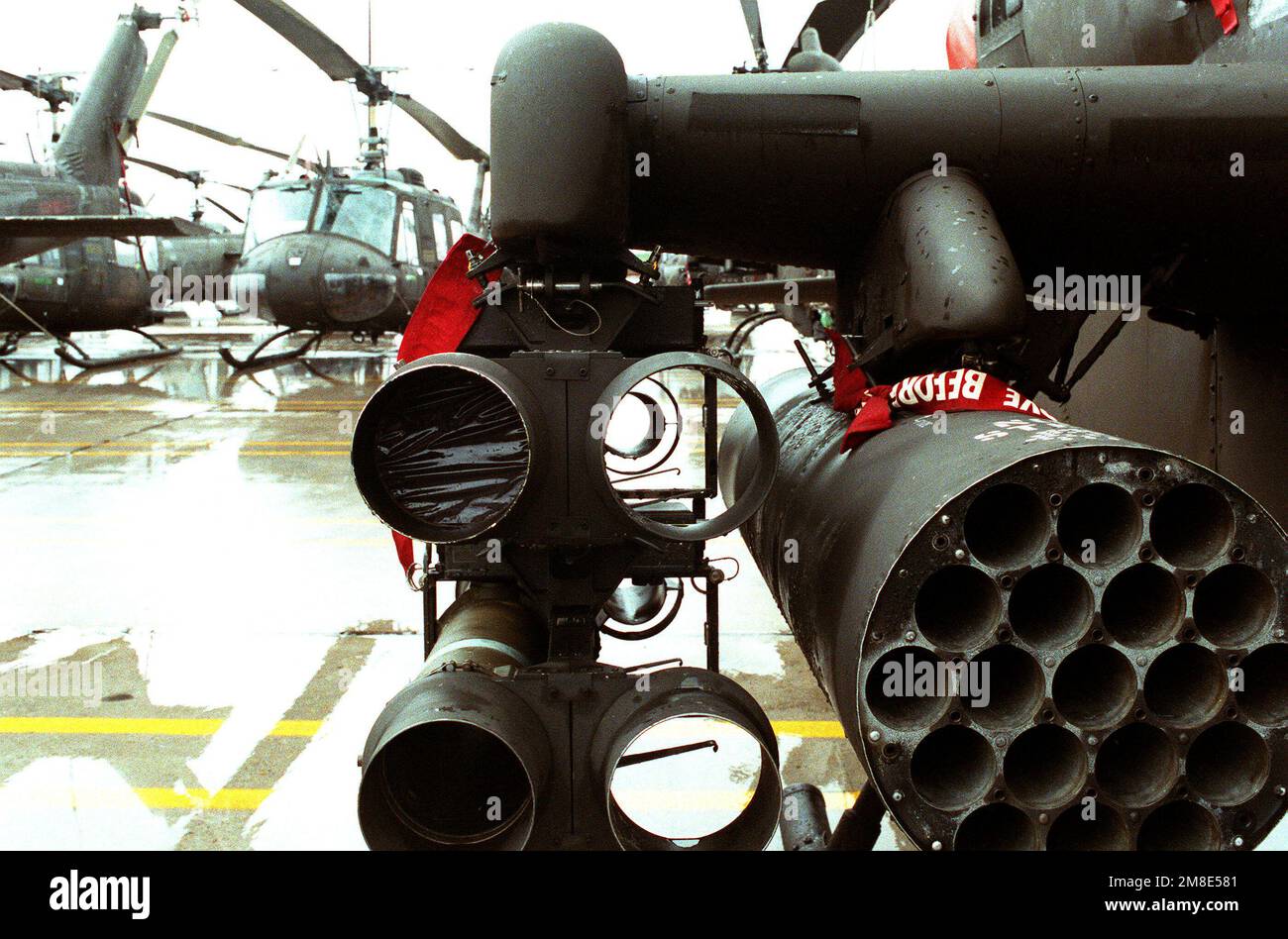 Una vista di un lanciarazzi e di attacchi pod per missili lanciati in tube, con tracciamento ottico, guidati da fili (TOW) su un elicottero AH-1 Cobra che viene spedito in Medio Oriente a sostegno dell'operazione Desert Shield. Soggetto operativo/Serie: DESERT SHIELD Stato: Texas (TX) Paese: Stati Uniti d'America (USA) Foto Stock