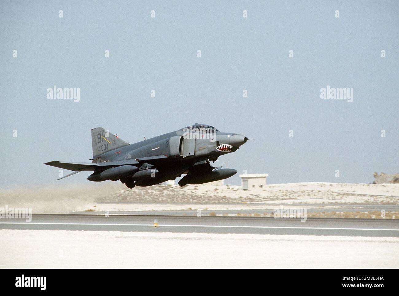 Un aereo RF-4C Phantom II della 117th Tactical Reconnaissance Wing decoltra durante l'operazione Desert Shield.. Subject Operation/Series: SCUDO DEL DESERTO Paese: Arabia Saudita (SAU) Foto Stock