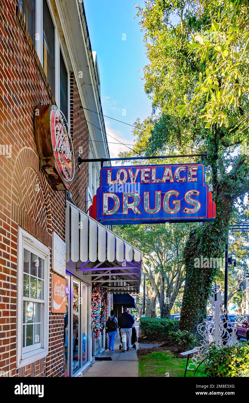 Lovelace Drugs è raffigurato su Washington Avenue, il 28 dicembre 2022, a Ocean Springs, Mississippi. Foto Stock