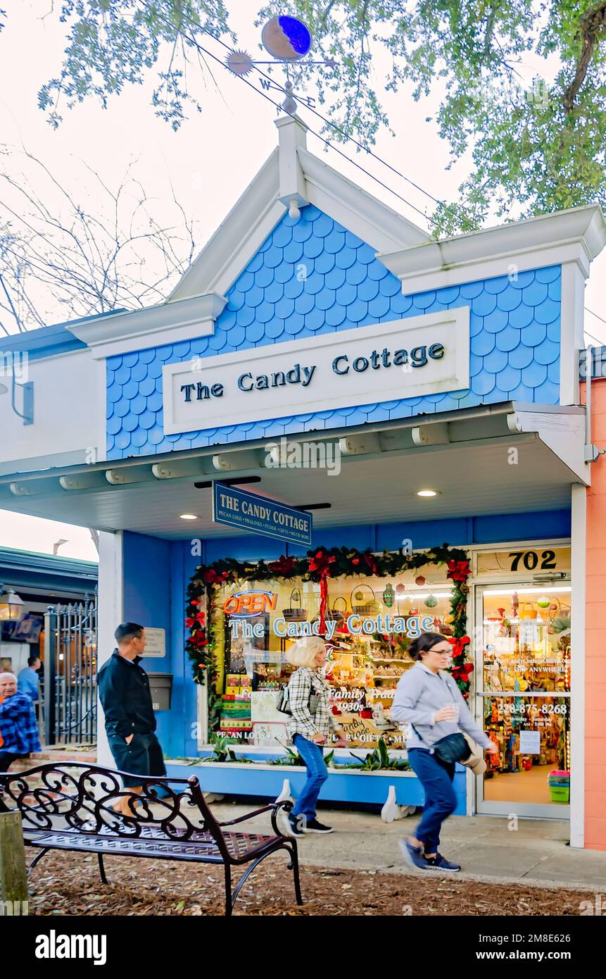 Gli amanti dello shopping passano davanti al Candy Cottage su Washington Avenue, il 28 dicembre 2022, a Ocean Springs, Mississippi. Foto Stock