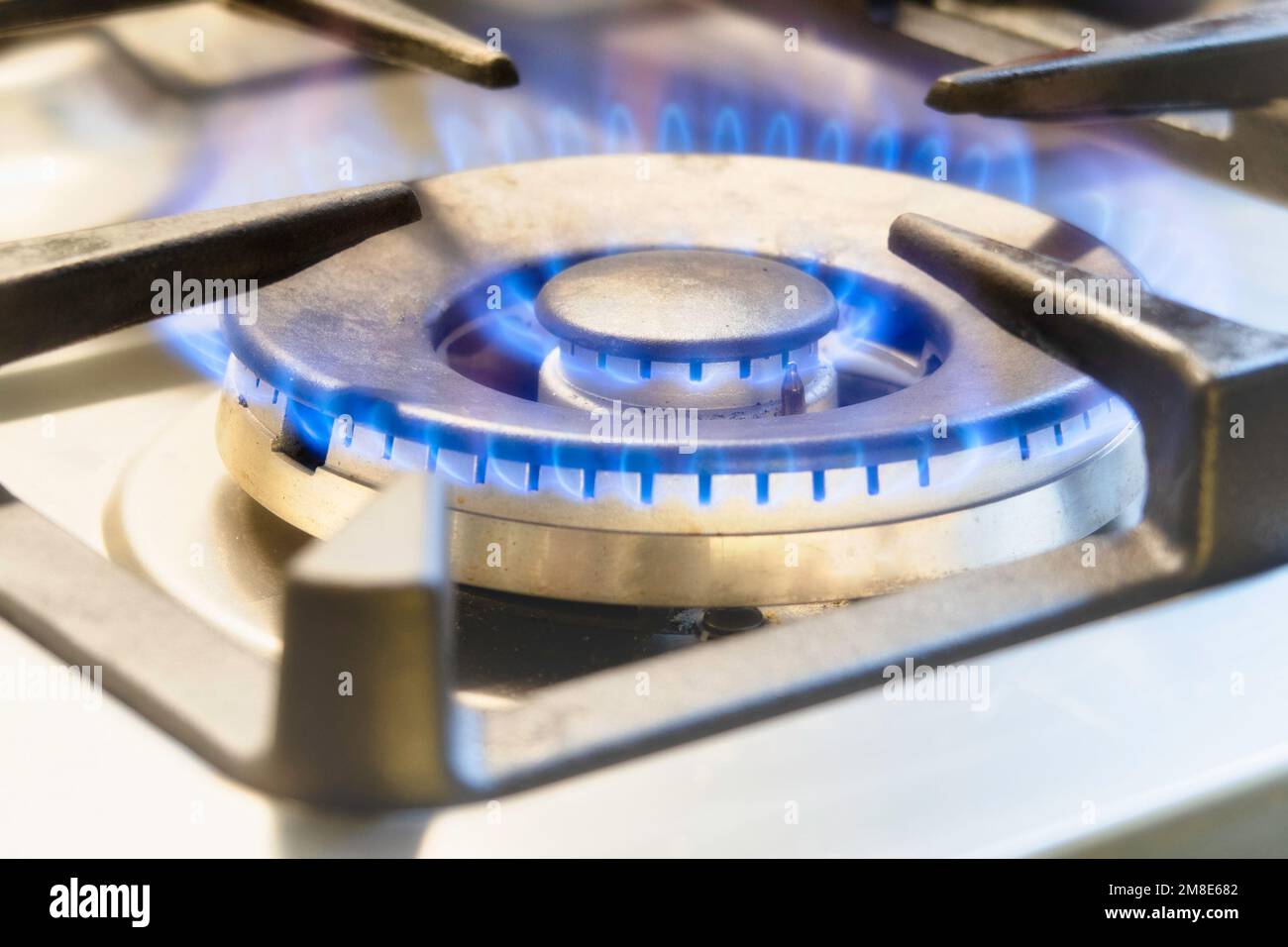Bruciatore a gas con fiamma da un foro su una stufa a gas, primo piano Foto  stock - Alamy
