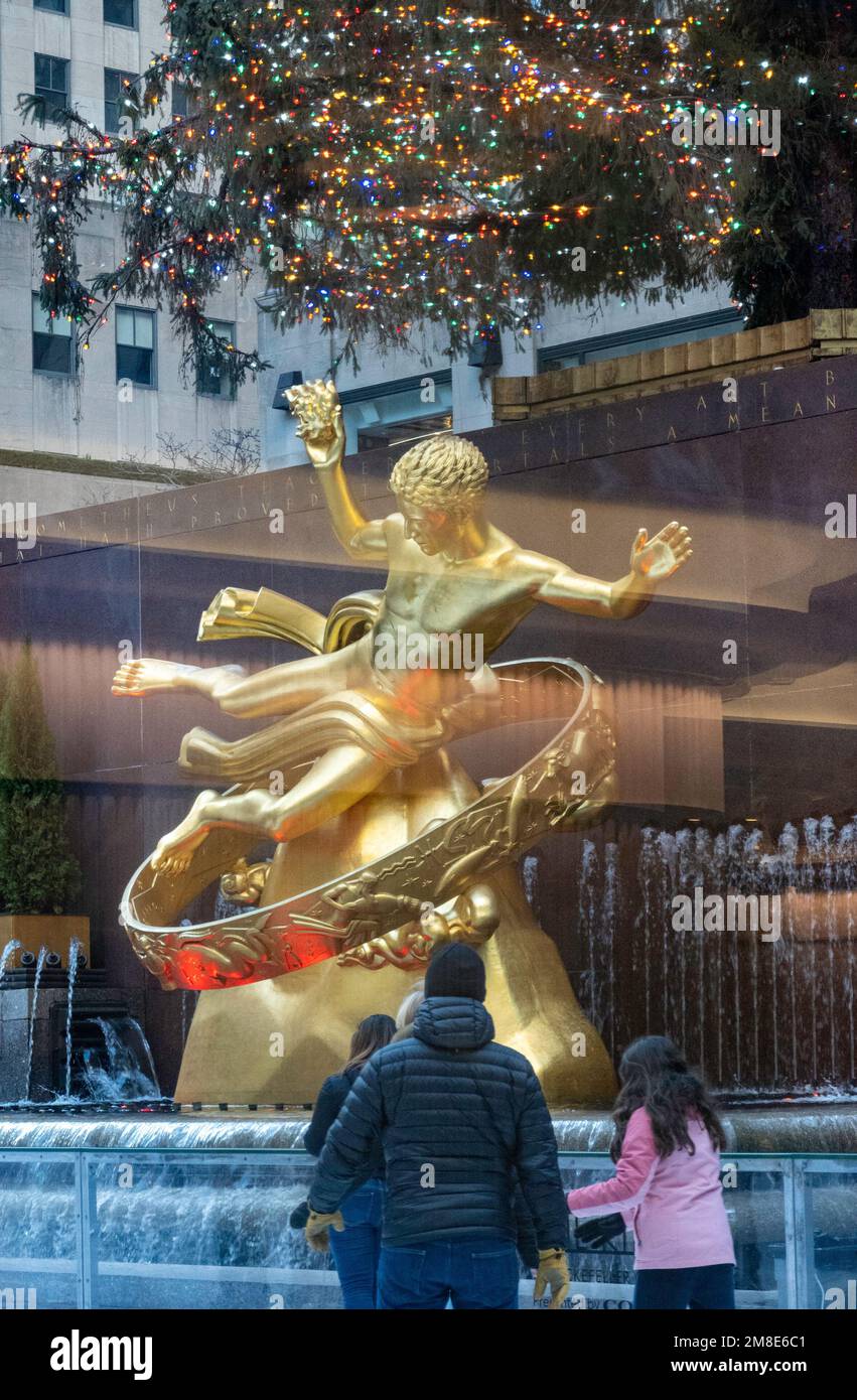 Statua di Prometheus, Rockefeller Center Plaza, NYC 2023 Foto Stock