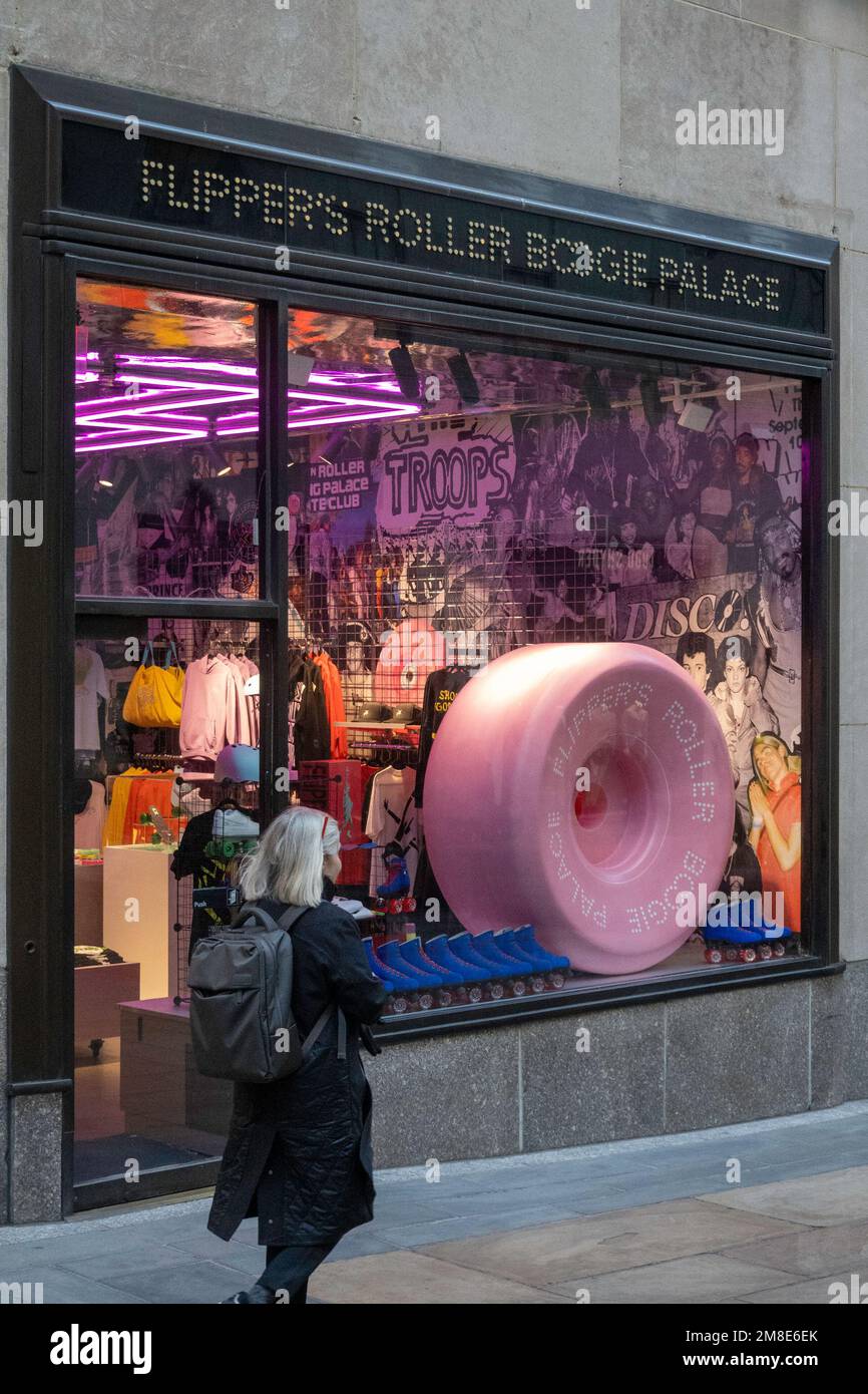 Flipper's Roller Boogie Palace è un negozio di articoli di marca nei Channel Gardens del Rockefeller Center, New York City, USA 2023 Foto Stock