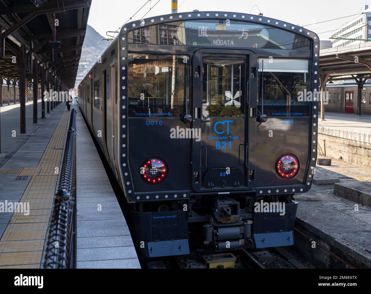 Un treno pendolare della serie 821 della compagnia ferroviaria di Kyushu (JR Kyushu) alla stazione di Mojiko a Kitakyushu, Giappone. Foto Stock