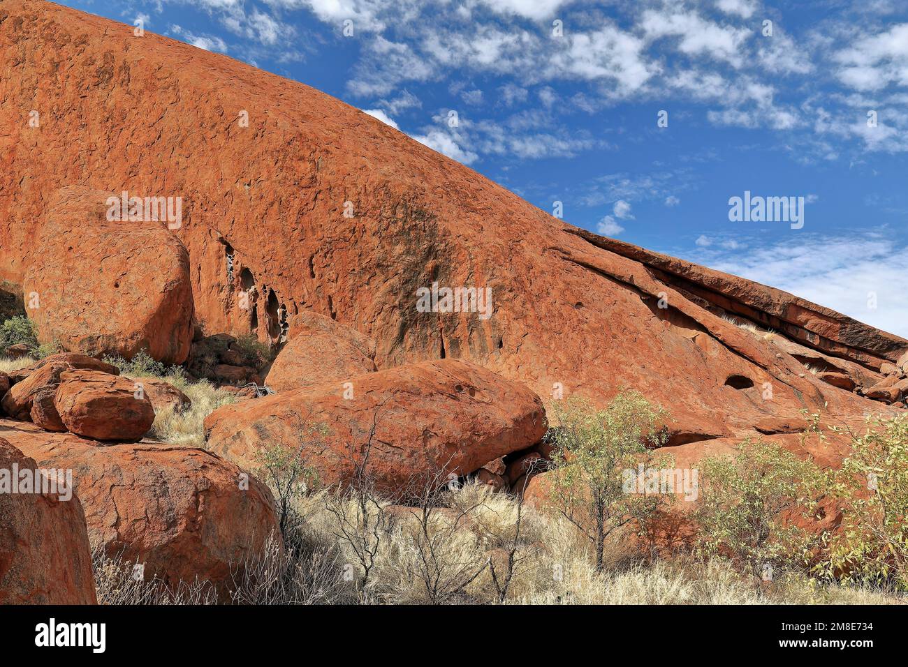 403 massi di roccia ai piedi della roccia di Uluru-Ayers visto dalla sezione di Mala della passeggiata di base. NT-Australia. Foto Stock