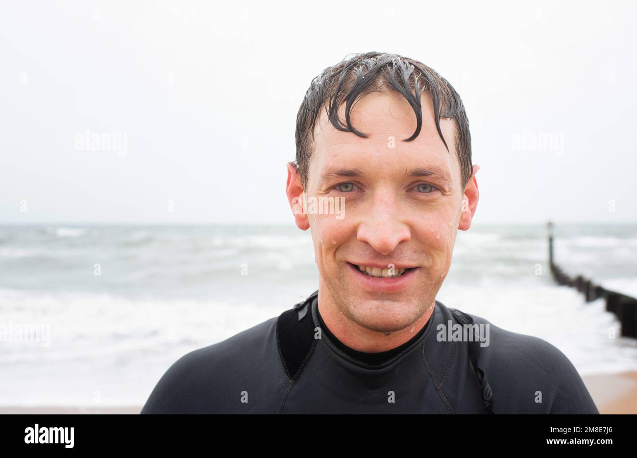 Ritratto di un uomo dopo aver nuotato in mare con acqua fredda Foto Stock