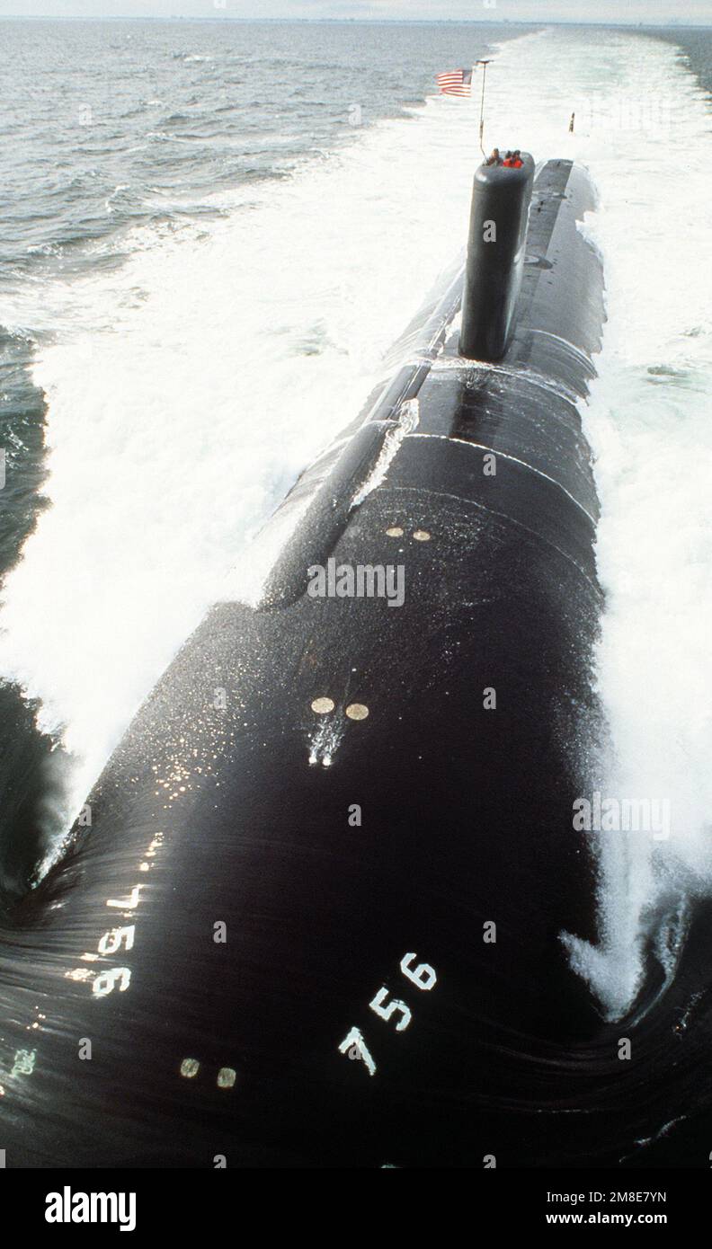 Un arco in vista del sottomarino di attacco nucleare USS SCRANTON (SSN-756) in corso ad alta velocità al largo delle cape della Virginia durante prove in mare. Base: USS Scranton Paese: Oceano Atlantico (AOC) Foto Stock