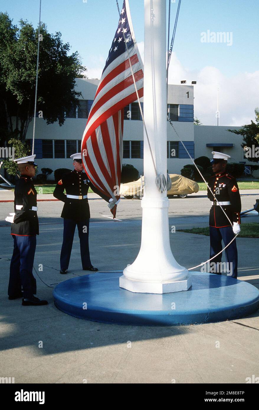 Tre Marines della compagnia della forza di sicurezza della stazione aerea si levano in piedi per i colori del mattino. Base: Naval Air Station, Alameda Stato: California(CA) Paese: Stati Uniti d'America (USA) Foto Stock