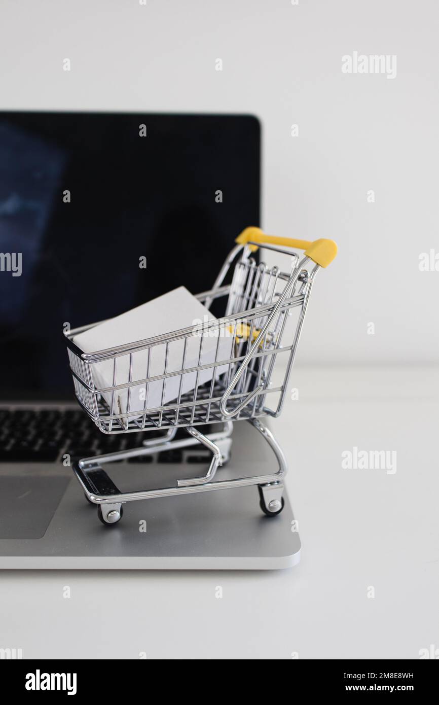 Carrello della spesa su laptop Ecommerce Online Store Foto Stock