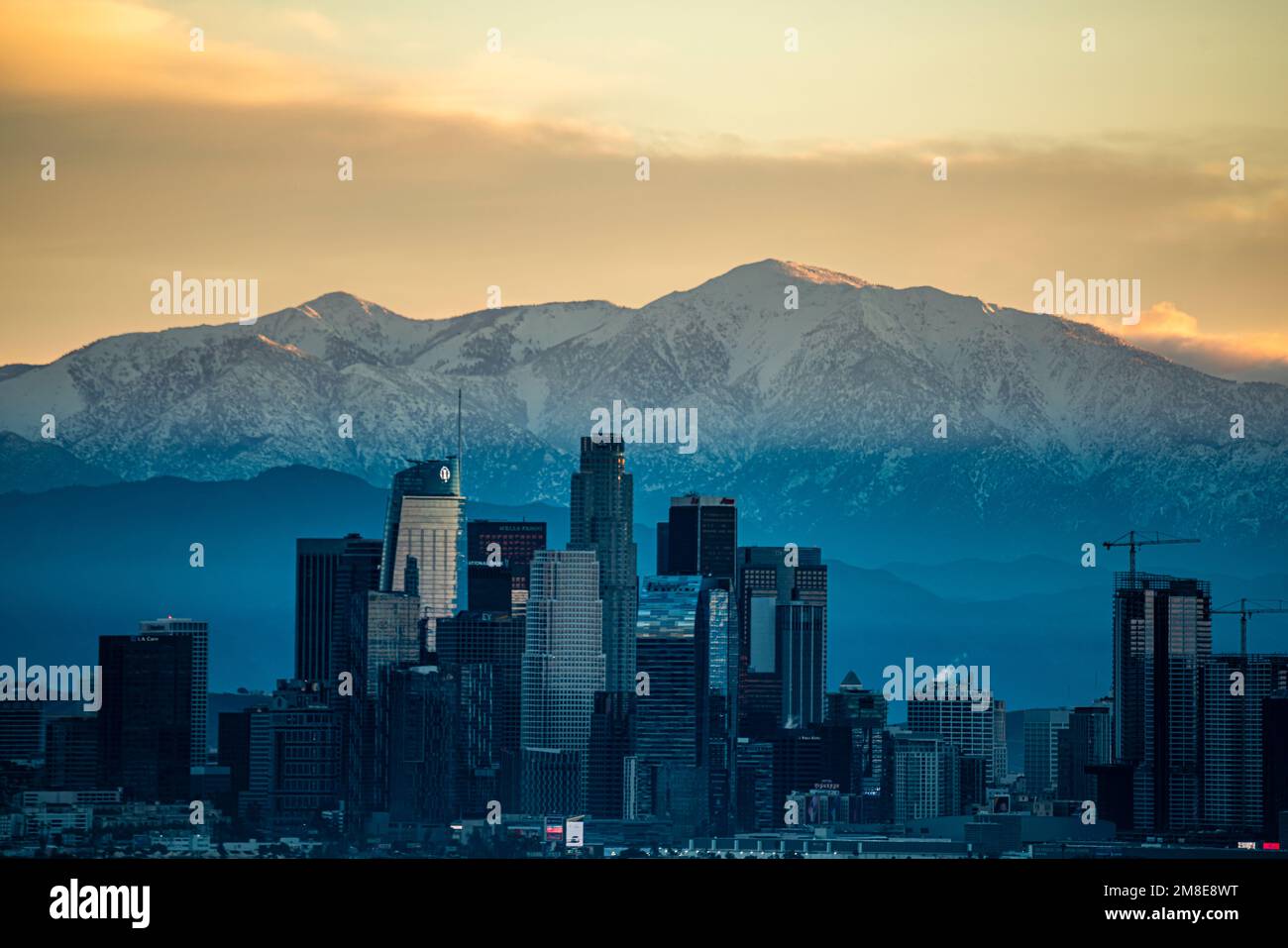 Lo skyline di Los Angeles contrasta con le montagne innevate Foto Stock