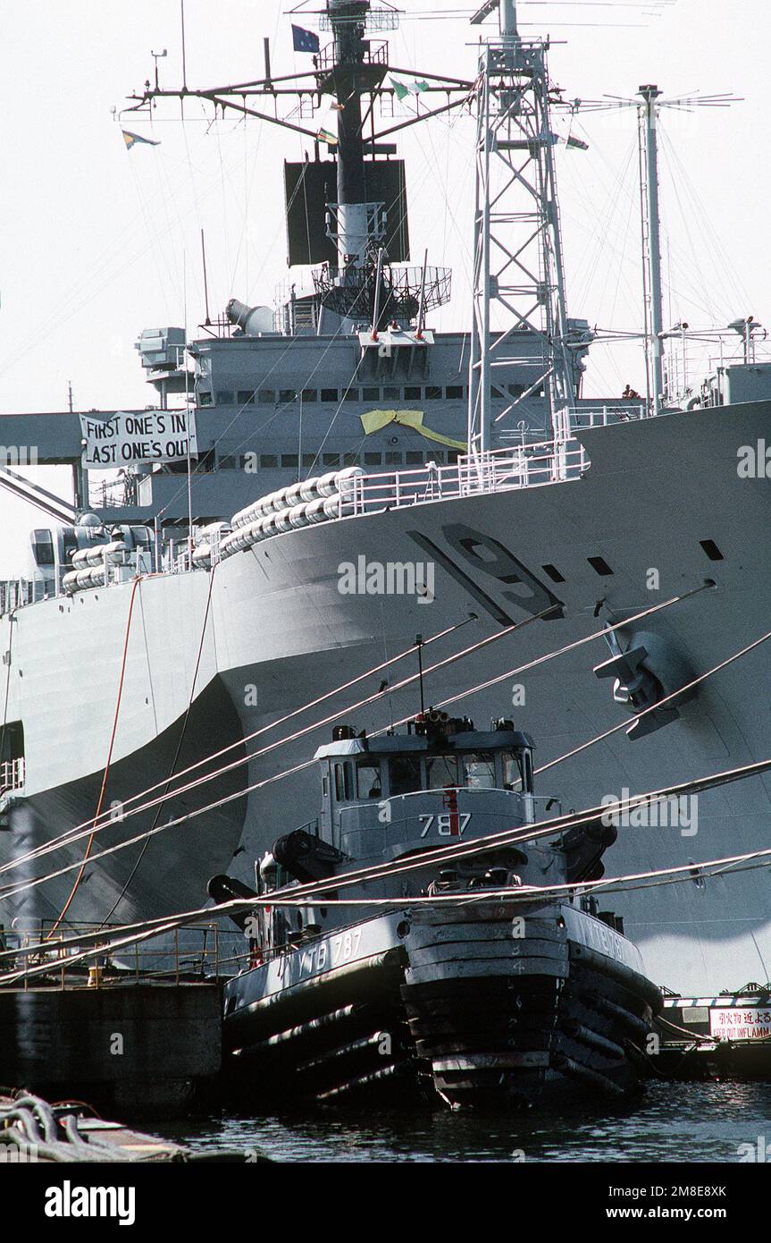 Il grande rimorchiatore del porto KITTANNING (YTB-787) si trova accanto alla NAVE di comando anfibia USS BLUE RIDGE (LCC-19), mentre entrambe le navi sono ormeggiate al molo. La CRESTA BLU è in porto dopo essere arrivata dall'area del Golfo Persico dove è stata dispiegata durante Operations Desert Shield/Desert Storm. Soggetto operativo/Serie: DESERT SHIELD DESERT STORM Paese: Hong Kong (HKG) Foto Stock