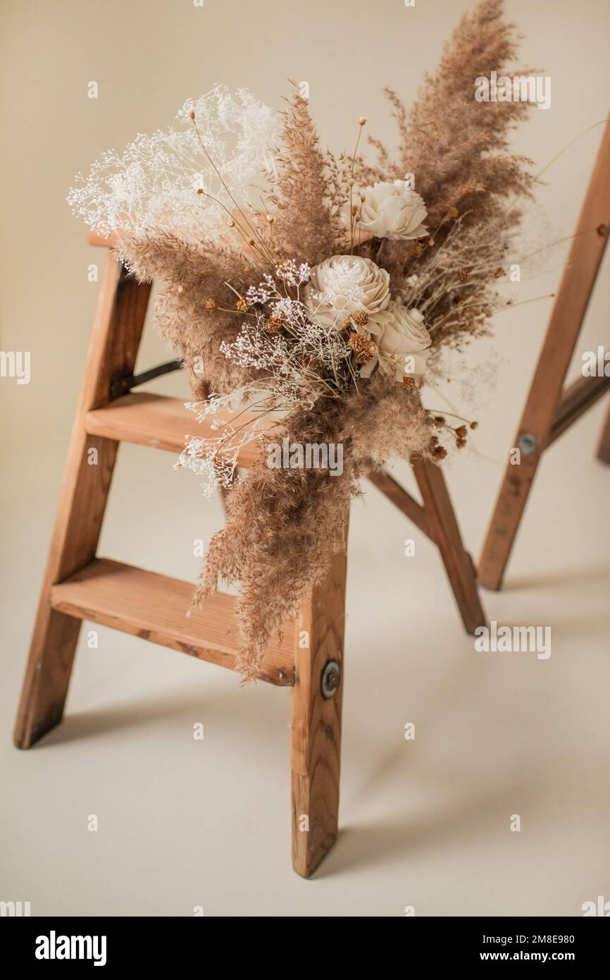 Decorazioni floreali autunnali Bouquet su scala di legno in Studio  fotografico Foto stock - Alamy