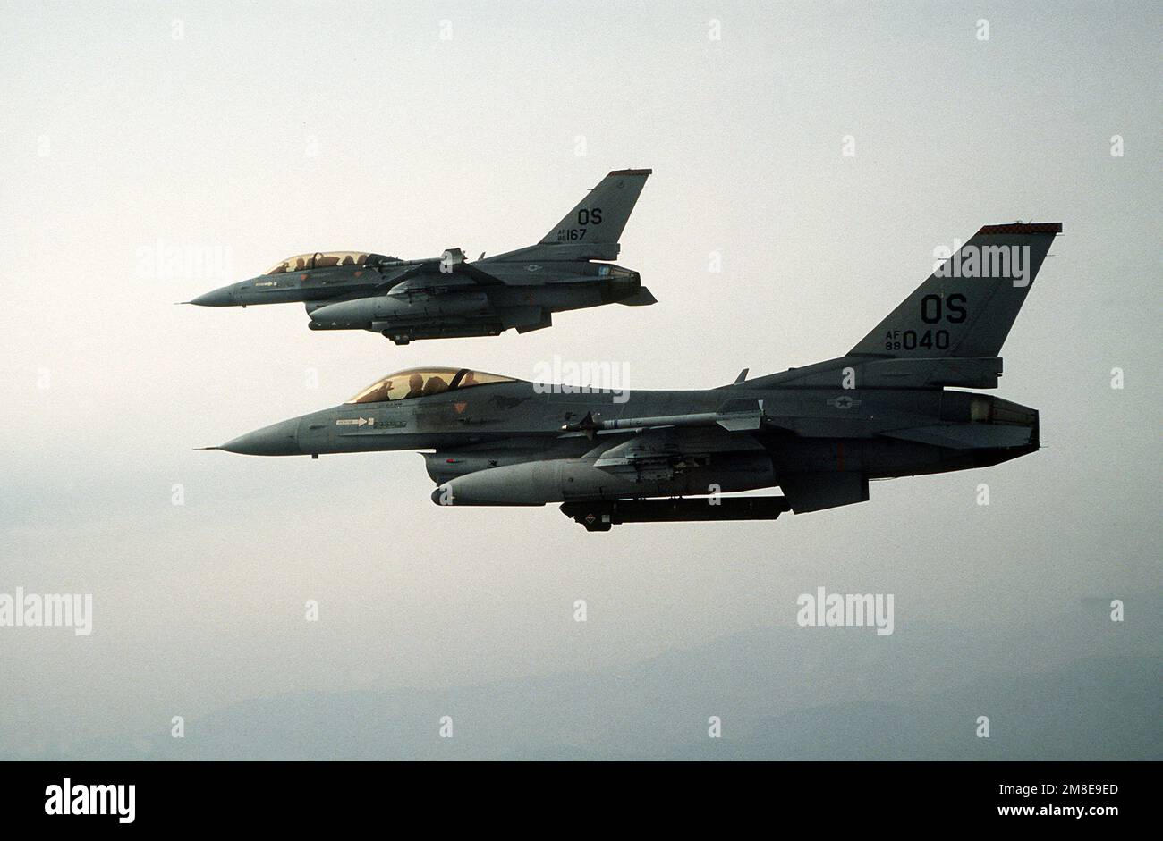 Un F-16D Fighting Falcon Aircraft, top, e un F-16C Fighting Falcon Aircraft del 36th Tactical Fighter Squadron, 51st Tactical Fighter Wing, volano una missione durante il comune sud coreano / Stati Uniti Esercitazione Team Spirit '91. Soggetto operativo/Serie: TEAM SPIRIT '91 Paese: Corea del Sud Foto Stock