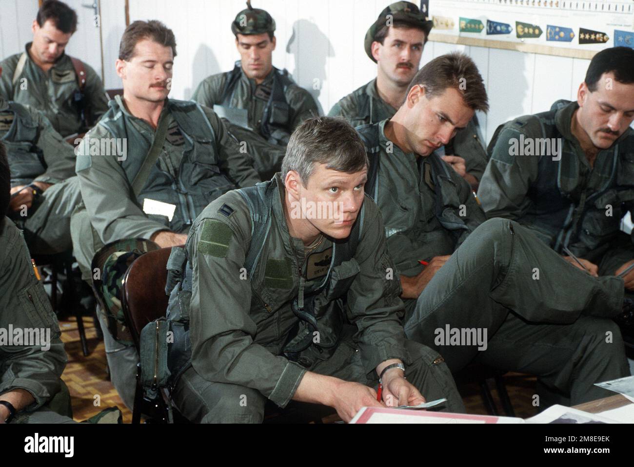 I membri del 614th Tactical Fighter Squadron ascoltano durante un briefing sul primo attacco di luce del giorno di Operation Desert Storm. Soggetto operativo/Serie: DESERT STORM Paese: Sconosciuto Foto Stock