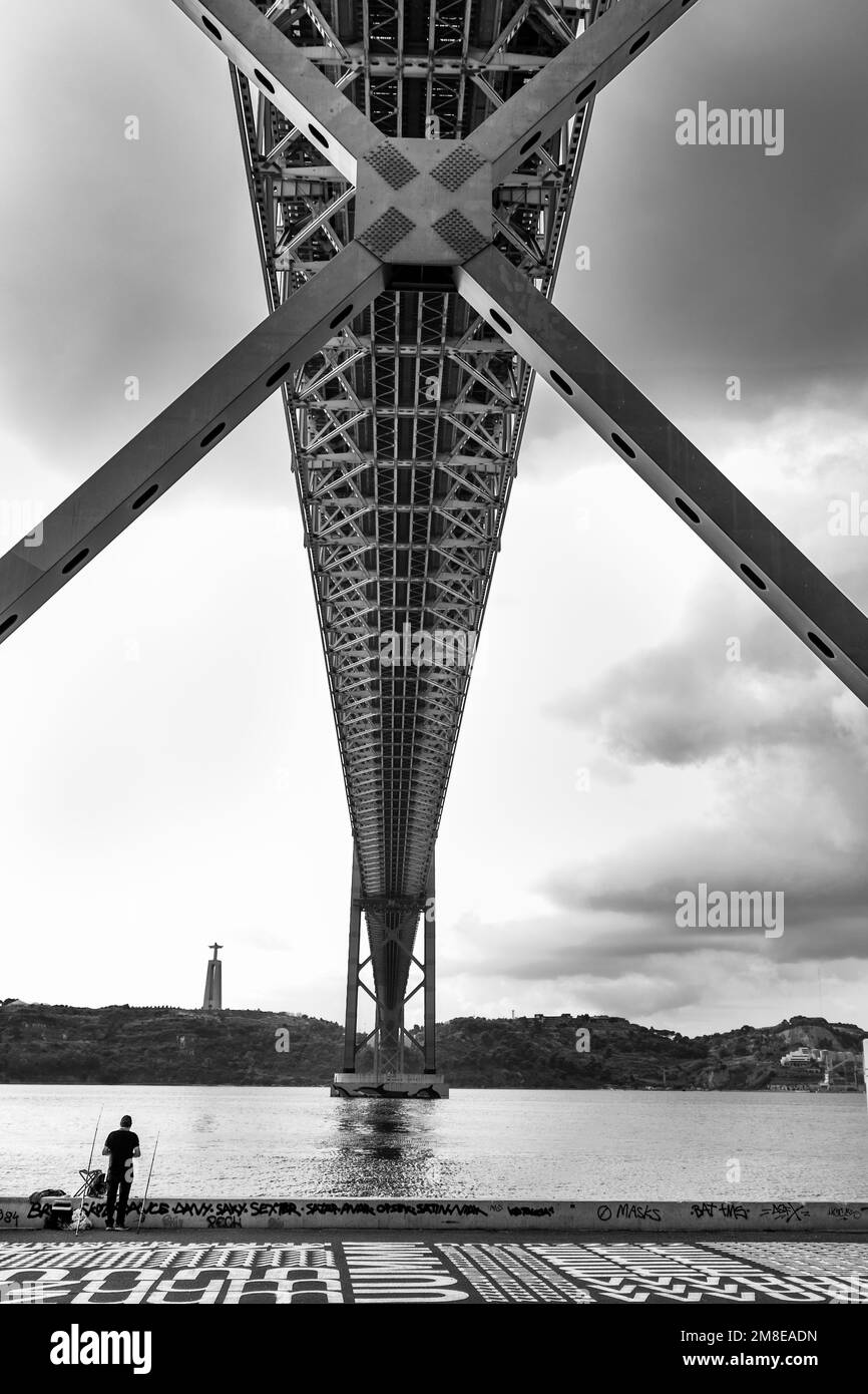 Un'inquadratura a basso angolo del ponte 25 de Abril a Lisbona, Portogallo Foto Stock