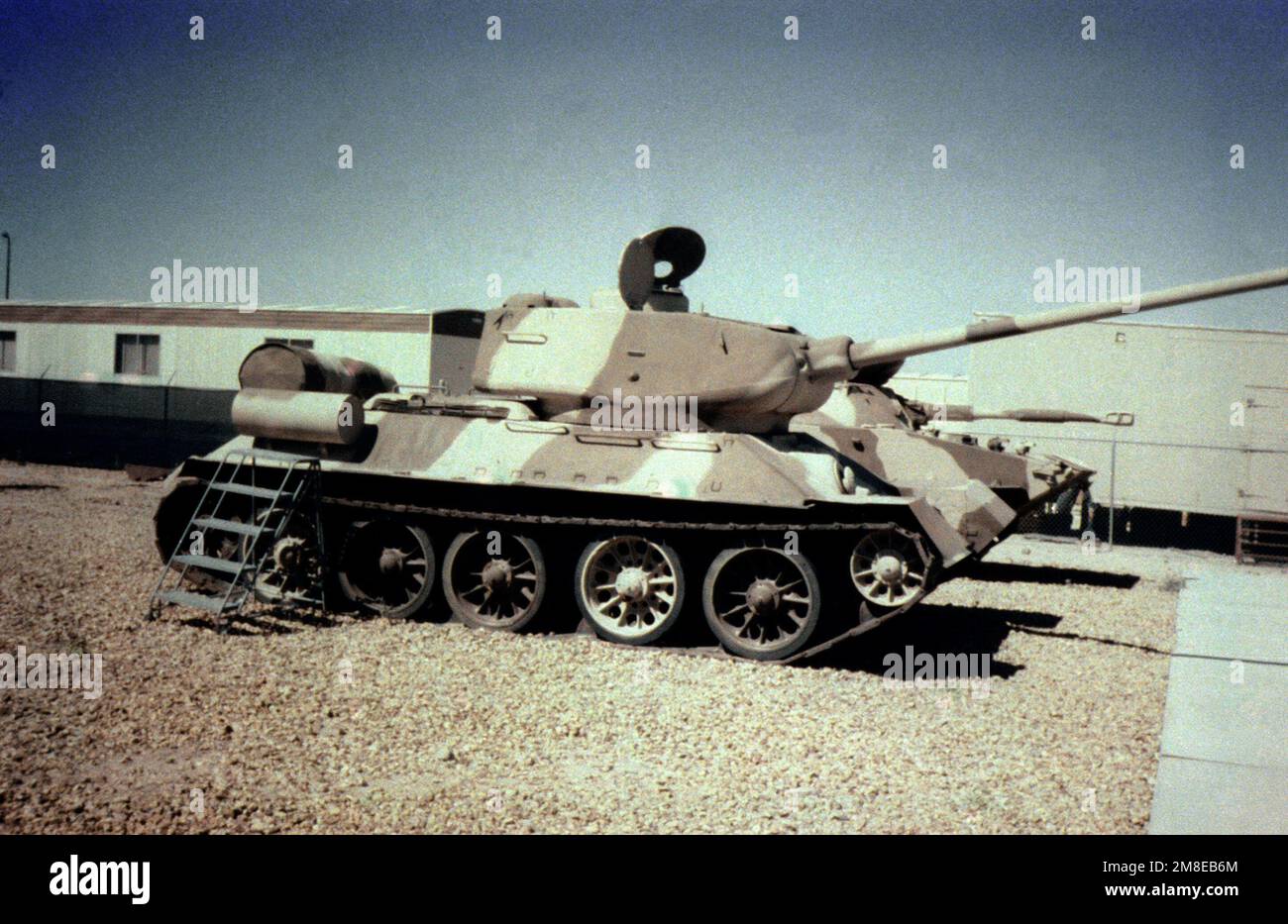 Vista lato destro, in esposizione, serbatoio sovietico T-34/95 medio. Paese: Sconosciuto Foto Stock