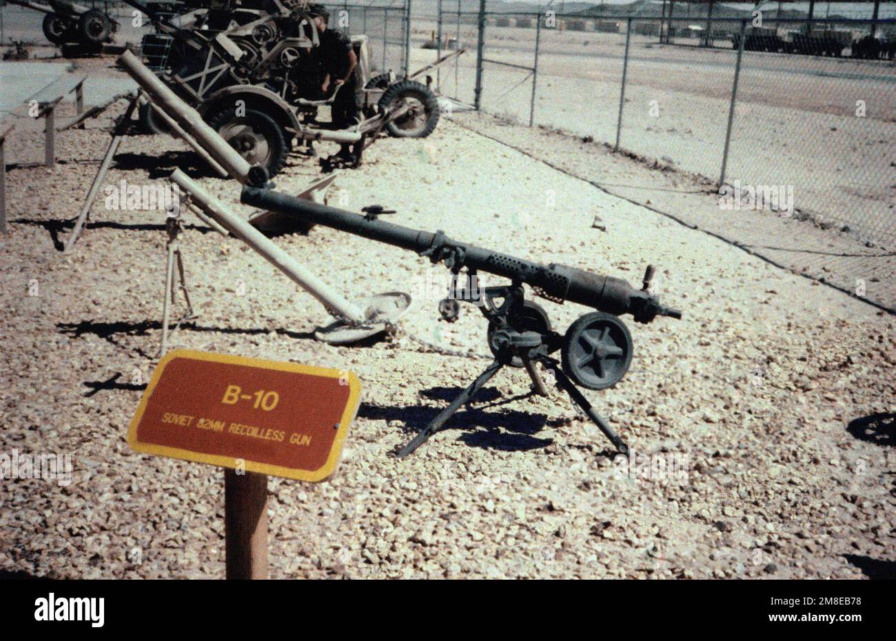 Vista anteriore sinistra, sul display, pistola senza recupero Soviet B-10 82mm. Mortaio sovietico M-37 82mm e mortaio M-43 120mm in background. Paese: Sconosciuto Foto Stock
