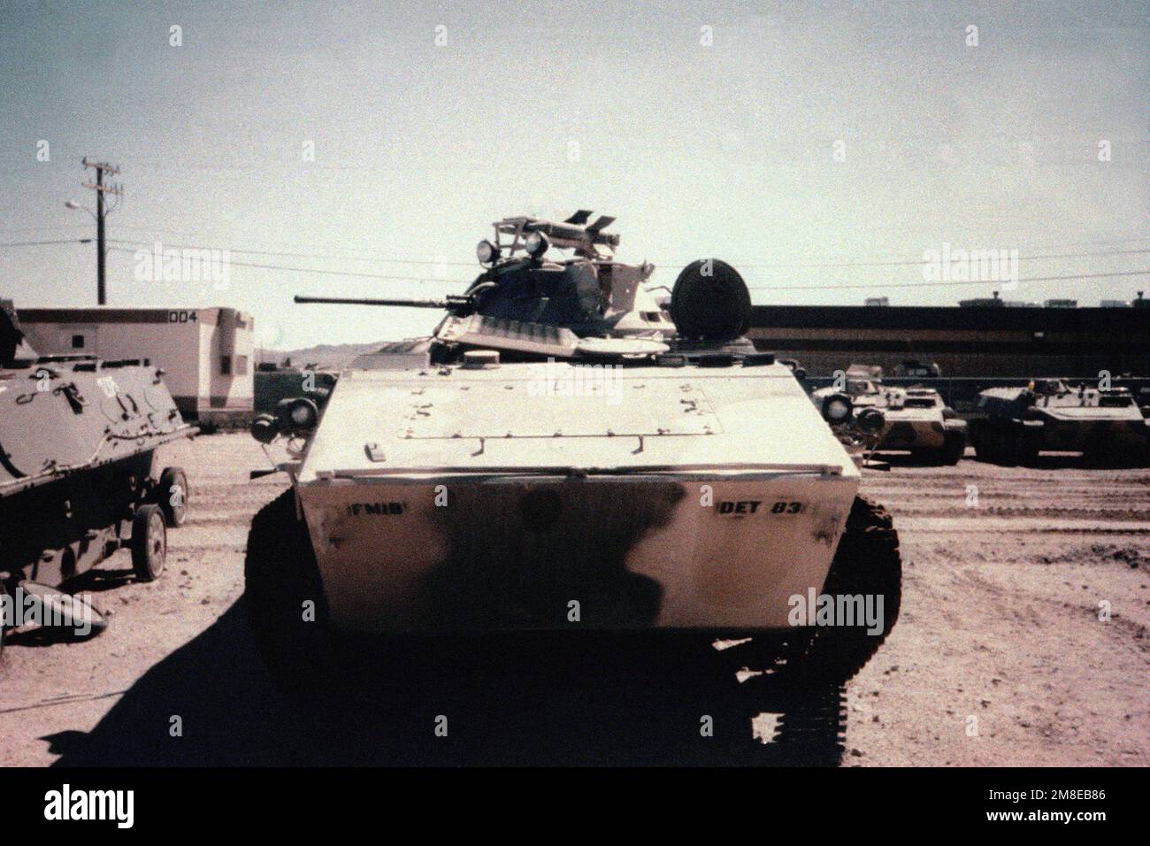 Vista frontale, in mostra, portatore del personale armato jugoslavo, M-80 veicolo da combattimento fanteria meccanizzata. Paese: Sconosciuto Foto Stock