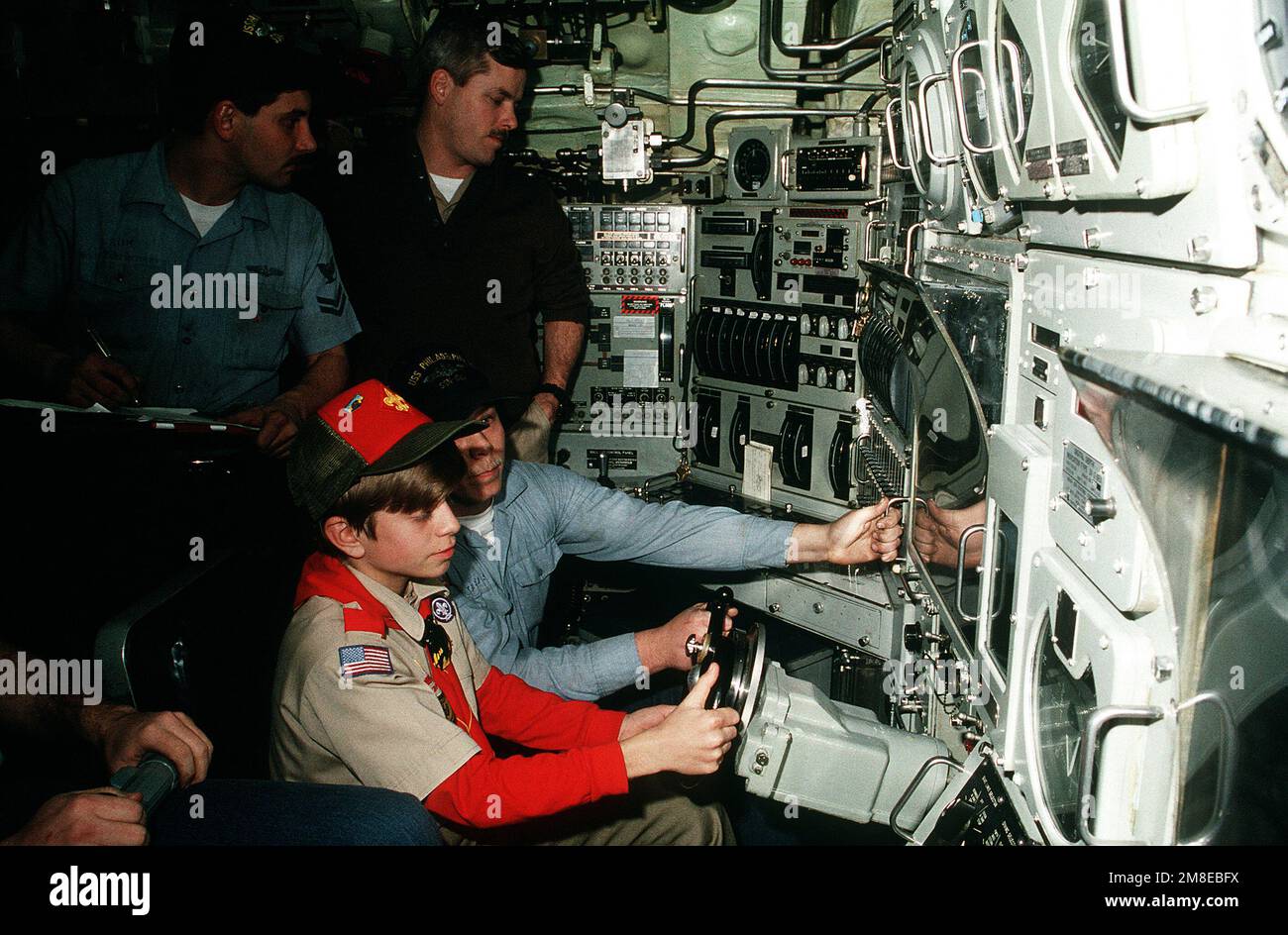 Emiliano Henry, un membro della truppa Boy Scout 85, equipaggia gli aerei subacquei del sottomarino d'attacco nucleare USS PHILADELPHIA (SSN 690) mentre i membri dell'equipaggio e i compagni Scout sono a loro disposizione. La truppa è a bordo della nave per un soggiorno di 36 ore organizzato dal Comandante, Sesta flotta. Paese: Mar Mediterraneo (MED) Foto Stock