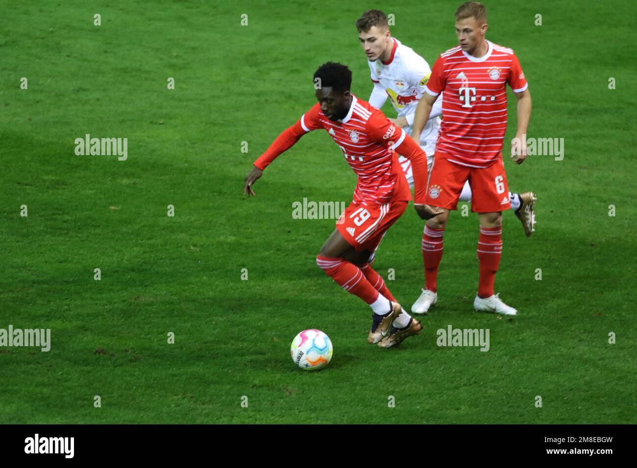 MONACO, Germania. , . 19 Alphonso DAVIES, durante una partita di calcio amichevole tra il FC Bayern München e il FC Red Bull Salzburg presso lo stadio di calcio del FC-Bayern Campus, il 13th gennaio 2023 a Muenchen, Germania. Risultato 4:4 (Foto e copyright @ ATP/Arthur THILL (THILL Arthur/ATP/SPP) Credit: SPP Sport Press Photo. /Alamy Live News Foto Stock