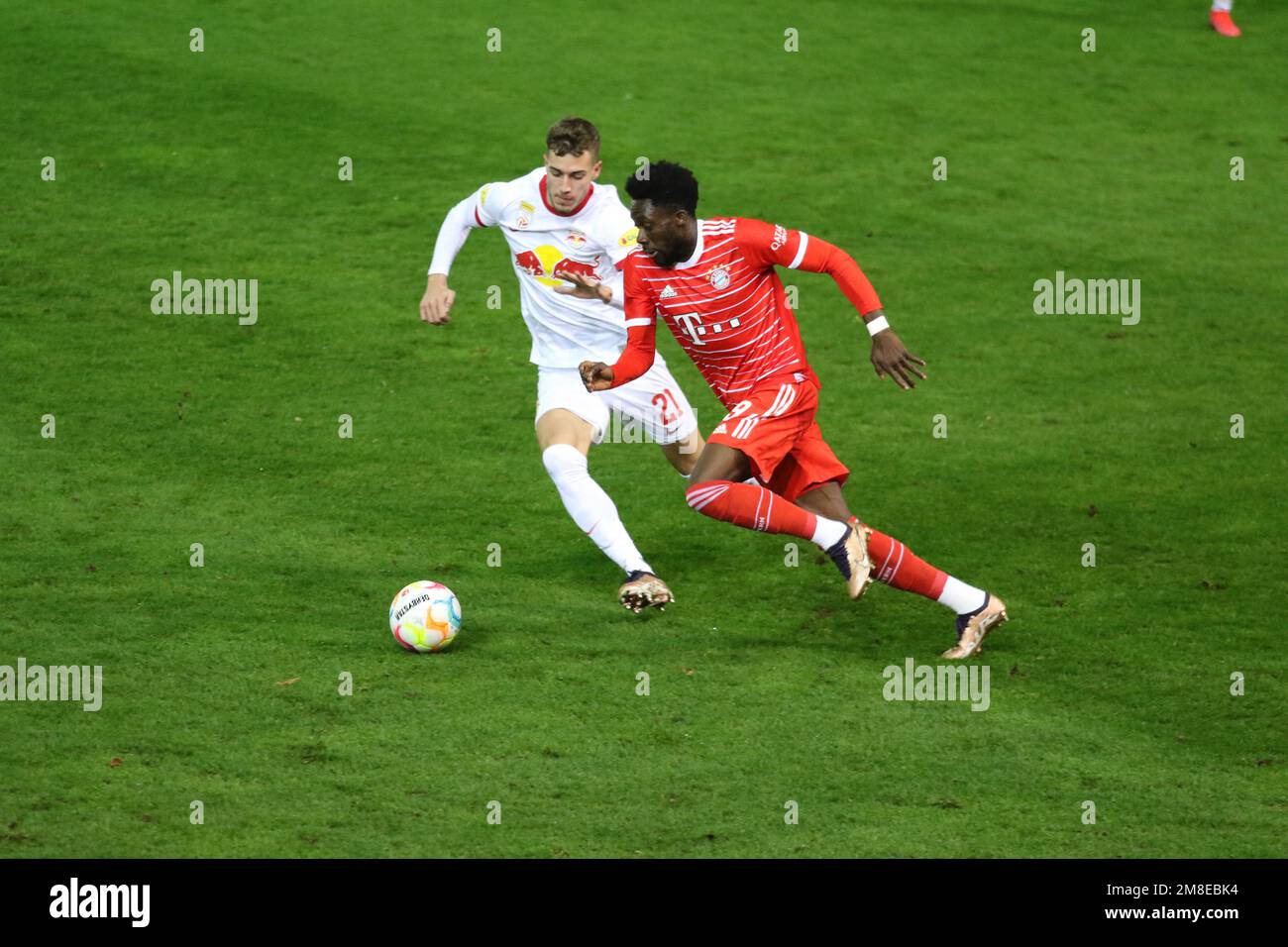 MONACO, Germania. , . # 21, Luka SUCIC, # 19 Alphonso DAVIES, durante una partita di calcio amichevole tra il FC Bayern München e il FC Red Bull Salzburg presso lo stadio di calcio del FC-Bayern Campus il 13th gennaio 2023 a Muenchen Germania. Risultato 4:4 (Foto e copyright @ ATP/Arthur THILL (THILL Arthur/ATP/SPP) Credit: SPP Sport Press Photo. /Alamy Live News Foto Stock