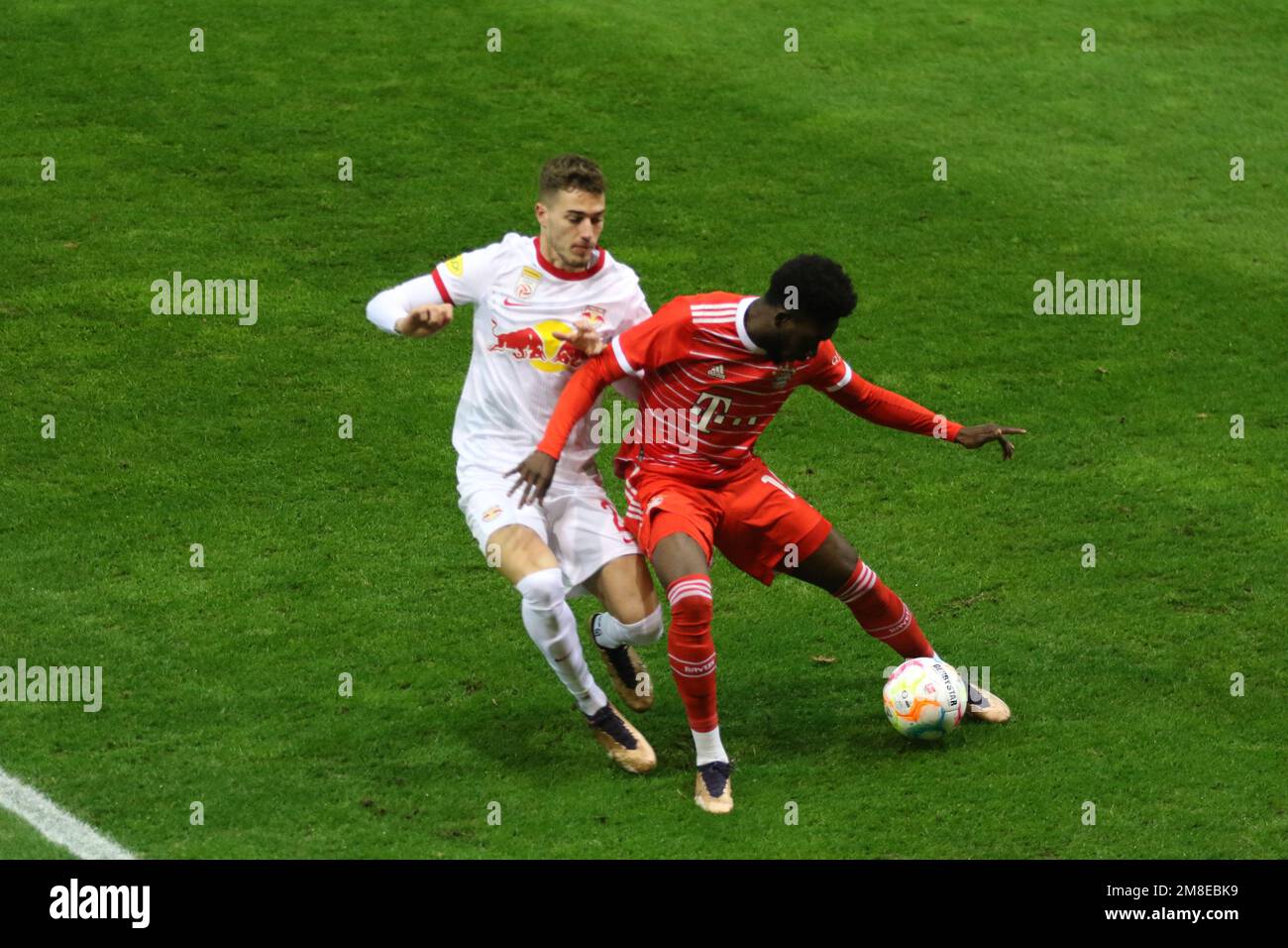 MONACO, Germania. , . # 21, Luka SUCIC, vs # 19 Alphonso DAVIES, durante una partita di calcio amichevole tra il FC Bayern München e il FC Red Bull Salzburg presso lo stadio di calcio del FC-Bayern Campus il 13th gennaio 2023 a Muenchen in Germania. Risultato 4:4 (Foto e copyright @ ATP/Arthur THILL (THILL Arthur/ATP/SPP) Credit: SPP Sport Press Photo. /Alamy Live News Foto Stock