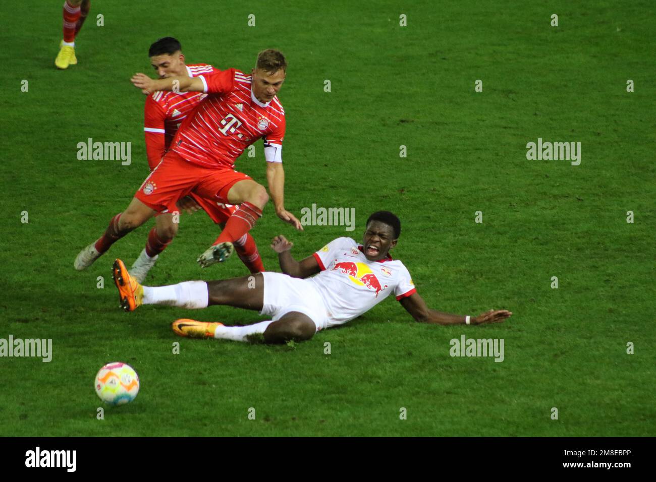 MONACO, Germania. , . #6 Joshua Kimmich e #48 Yusuf KABADAYI di FcBayern vs #27, Lucas GOURNA-Douath, durante una partita di calcio amichevole tra il FC Bayern München e il FC Red Bull Salzburg allo stadio di calcio del FC-Bayern Campus il 13th gennaio 2023 a Muenchen, Germania. Risultato 4:4 (Foto e copyright @ ATP/Arthur THILL (THILL Arthur/ATP/SPP) Credit: SPP Sport Press Photo. /Alamy Live News Foto Stock