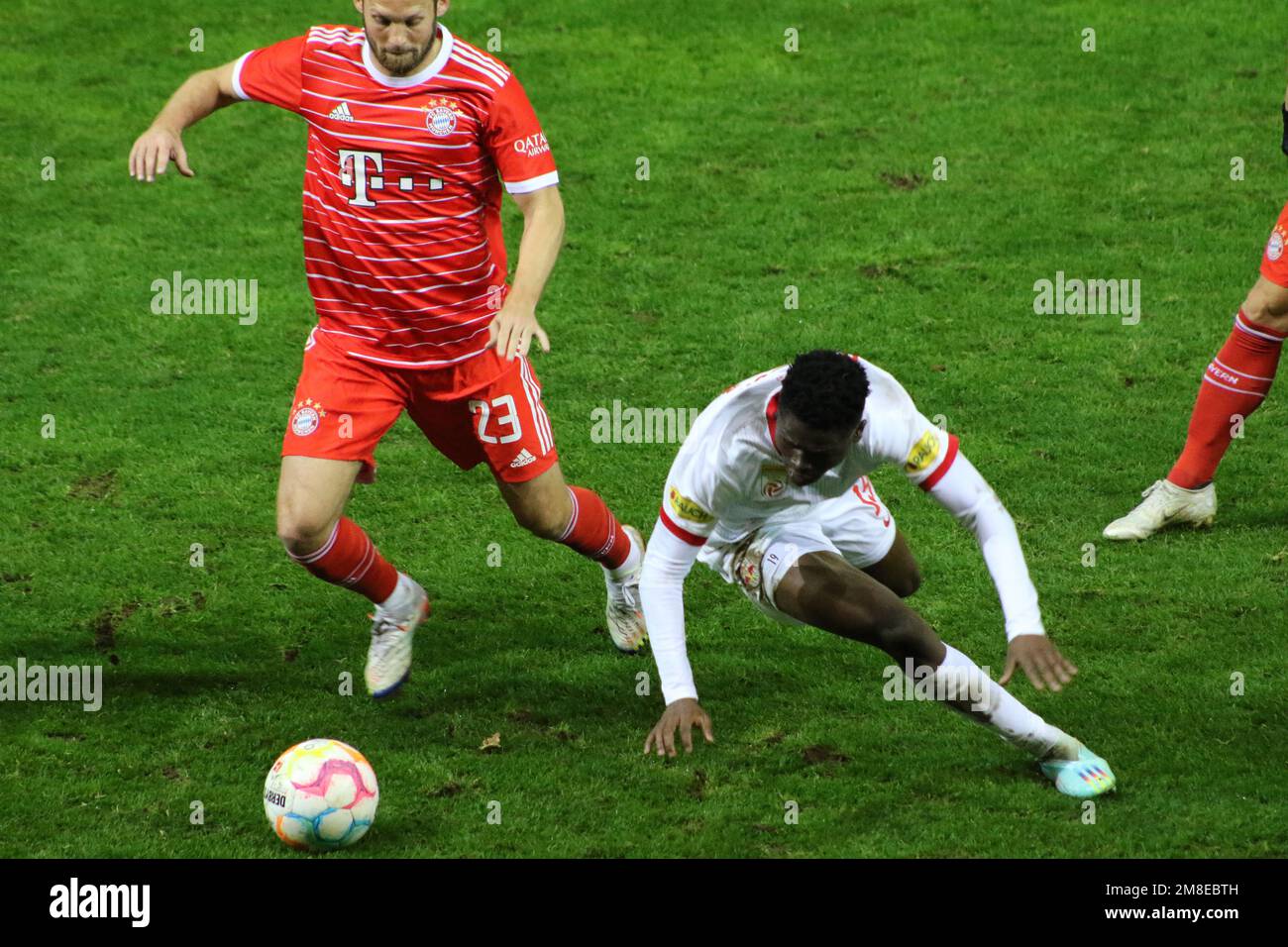 MONACO, Germania. , . # 23 Daley CIECO di FcBayern in azione contro # 19, Karim KONATE, durante una partita di calcio amichevole tra il FC Bayern München e il FC Red Bull Salzburg presso lo stadio di calcio FC-Bayern Campus il 13th gennaio 2023 a Muenchen Germania. Risultato 4:4 (Foto e copyright @ ATP/Arthur THILL (THILL Arthur/ATP/SPP) Credit: SPP Sport Press Photo. /Alamy Live News Foto Stock