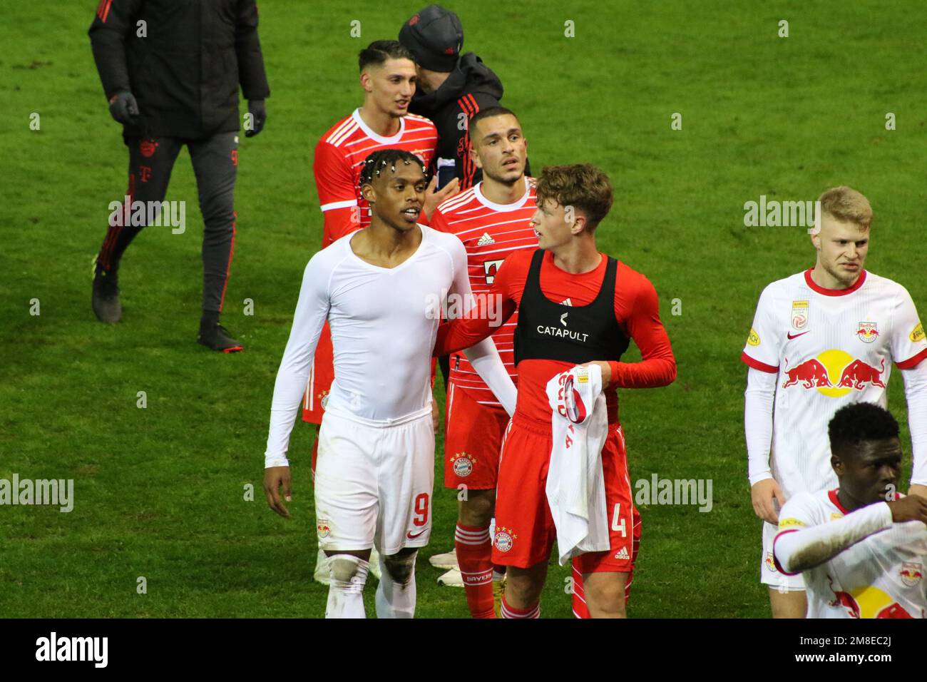 MONACO, Germania. , . # 14 Paul Wanner, # 9, Junior ADAMU, durante una partita di calcio amichevole tra il FC Bayern München e il FC Red Bull Salzburg allo stadio di calcio del FC-Bayern Campus il 13th gennaio 2023 a Muenchen Germania. Risultato 4:4 (Foto e copyright @ ATP/Arthur THILL (THILL Arthur/ATP/SPP) Credit: SPP Sport Press Photo. /Alamy Live News Foto Stock