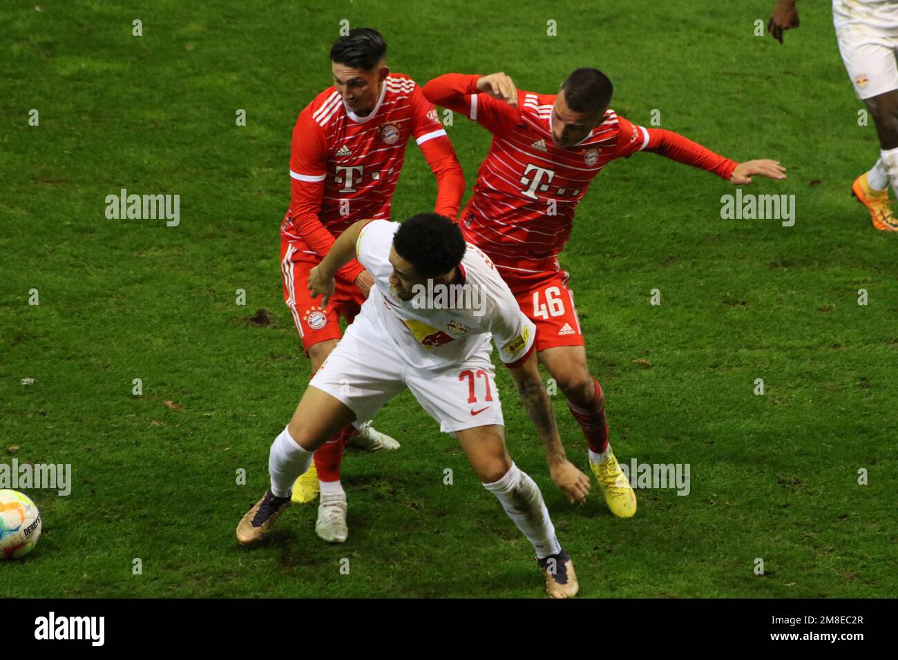 MONACO, Germania. , . # 46 Arijon IBRAHIMOVIC, # 77, Noah OKAFOR di FcSalzburg durante una partita di calcio amichevole tra il FC Bayern München e il FC Red Bull Salzburg presso lo stadio di calcio del FC-Bayern Campus il 13th gennaio 2023 a Muenchen in Germania. Risultato 4:4 (Foto e copyright @ ATP/Arthur THILL (THILL Arthur/ATP/SPP) Credit: SPP Sport Press Photo. /Alamy Live News Foto Stock