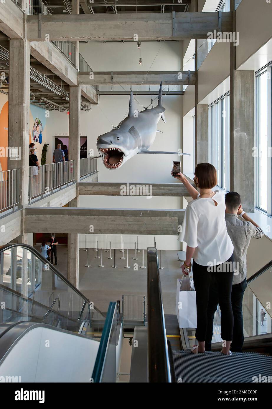 Un visitatore scatta una foto del cellulare del modello di squalo JAWS in mostra all'Academy Museum of Motion Pictures di Los Angeles, California, USA Foto Stock