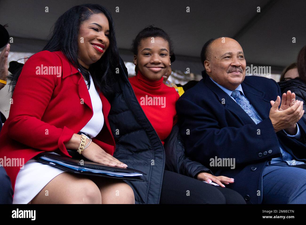 Boston, ma, Stati Uniti. 13th Jan, 2023. Arndrea Waters King, Yolanda Renee King e Martin Luther King III, alla scultura "The Embrace" che si è presentata al Boston Common il 13 gennaio 2023. Credit: Katy Rogers/Media Punch/Alamy Live News Foto Stock