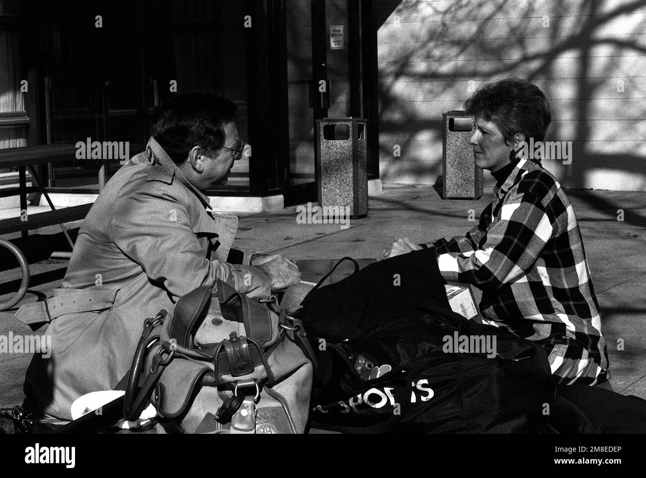 Un'intervista di personalità televisiva locale Tina Wilson, mediatore, presidente, al Centro di Servizio della Famiglia della Marina per quanto riguarda i servizi di supporto disponibili per i dipendenti del personale militare schierati a sostegno dell'operazione Desert Storm. Soggetto operativo/Serie: DESERT STORM base: Naval Air Station, Norfolk Stato: Virginia (VA) Paese: Stati Uniti d'America (USA) Foto Stock