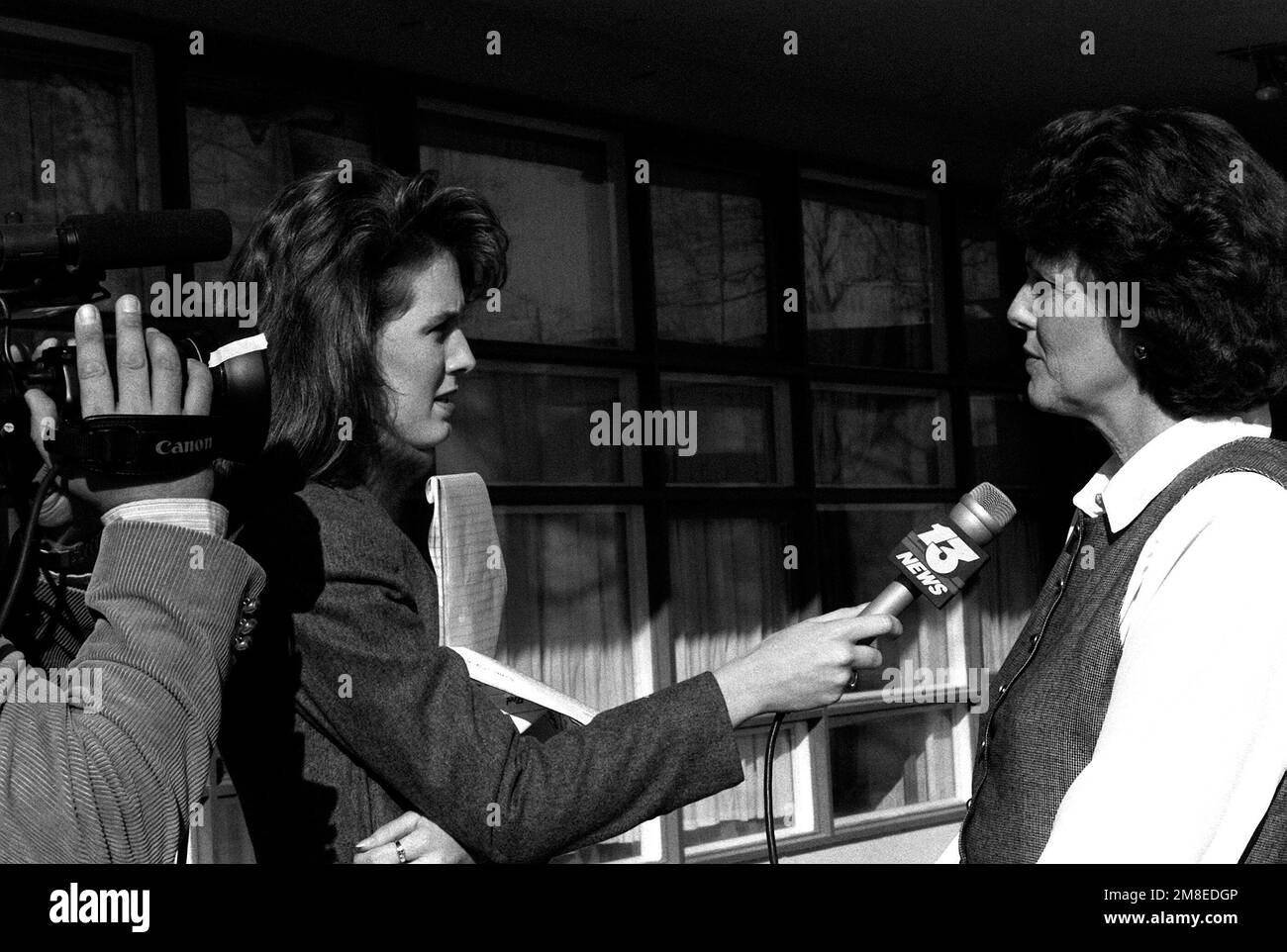 Un'intervista di personalità televisiva locale Tina Wilson, mediatore, presidente, al Centro di Servizio della Famiglia della Marina per quanto riguarda i servizi di supporto disponibili per i dipendenti del personale militare schierati a sostegno dell'operazione Desert Storm. Soggetto operativo/Serie: DESERT STORM base: Naval Air Station, Norfolk Stato: Virginia (VA) Paese: Stati Uniti d'America (USA) Foto Stock