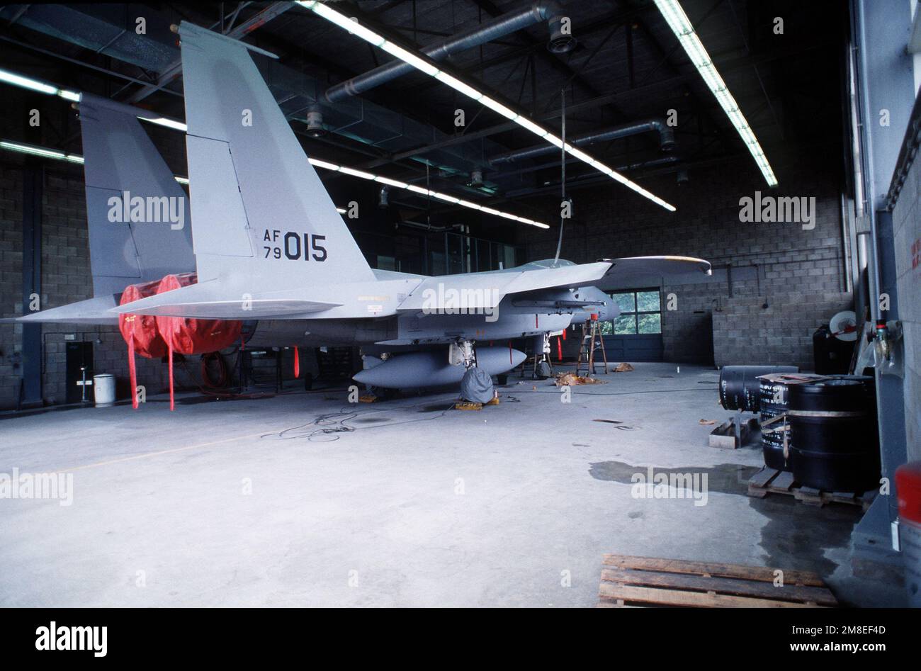 Un aereo F-15C Eagle si trova in un hangar durante la riverniciatura. L'aereo sarà venduto all'Arabia Saudita. Base: Soesterberg Air base Nazione: Olanda (NLD) Foto Stock