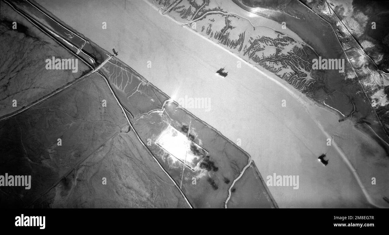 Una vista aerea delle navi da carico irachene a sud della città di Umm Qasr, Iraq, durante l'operazione Desert Storm. La fotografia è stata scattata da un aereo Tomcat Fighter Squadron 84 (VF-84) F-14A utilizzando il sistema di pod tattico per la ricognizione aerea (TARPS). Soggetto operativo/Serie: DESERT STORM Paese: Iraq(IRQ) Foto Stock