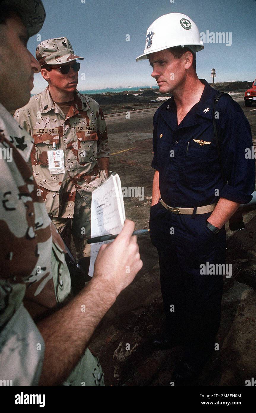 INTERVISTA al CAPT, CHIEF PETTY Officer Keith Lebling e giornalista 2nd Class Pete Hatzakos, entrambi del Navy Broadcasting Service. G.B. McEwen, comandante della nave d'assalto anfibio USS TRIPOLI (LPH-10), per quanto riguarda i danni alla nave. IL TRIPOLI, ora in attesa di riparazioni, è stato danneggiato da una miniera irachena che la nave ha colpito mentre serviva come piattaforma di sminamento nel Golfo Persico settentrionale il 18 febbraio durante l'operazione Desert Storm. Il TRIPOLI è riuscito a proseguire le operazioni dopo che gli equipaggi di controllo dei danni hanno fermato le alluvioni causate dall'esplosione. Operazione/Serie oggetto: D Foto Stock