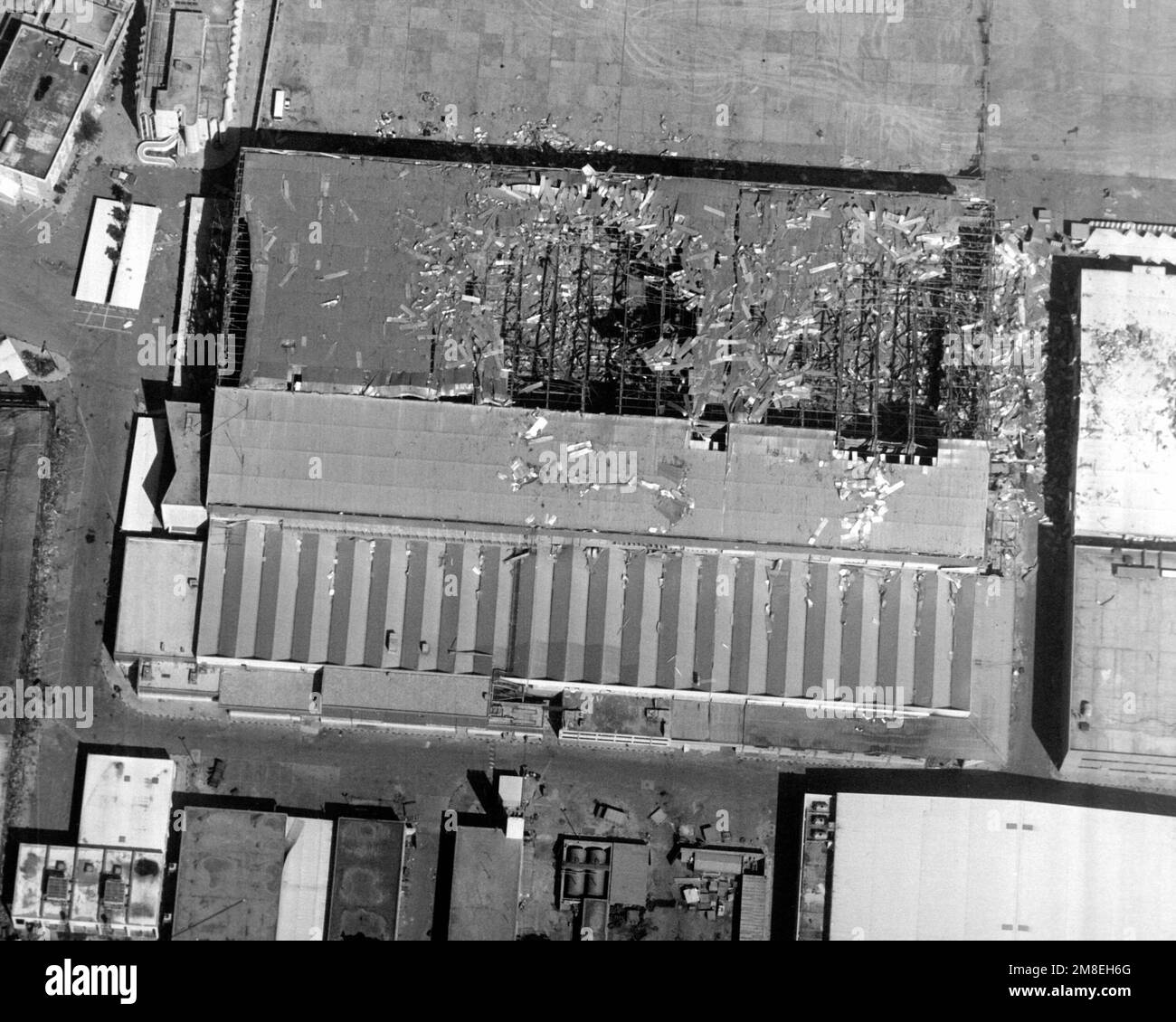 Una vista aerea di un magazzino a sud di Kuwait City, bombardato dalle forze di coalizione durante l'operazione Desert Storm. Si era sospettato che l'edificio contenesse aerei iracheni. Data esatta dell'acquisizione sconosciuta. Subject Operation/Series: DESERTO TEMPESTA Nazione: Kuwait(KWT) Foto Stock