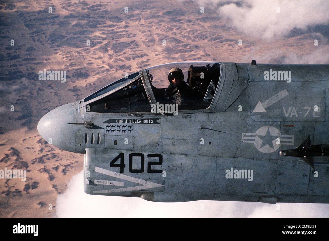 CMDR. Leenhouts, ufficiale esecutivo di attacco Squadron 72 (VA-72), pilota il suo aereo Corsair A-7E sul deserto sul suo volo di ritorno alla portaerei USS JOHN F. KENNEDY (CV-67) nel Mar Rosso dopo uno sciopero sugli obiettivi iracheni durante l'operazione Desert Storm. Ogni cammello dipinto sotto il nome di Leenhouts sul lato dell'aereo rappresenta una missione di sciopero volata durante il conflitto. Soggetto operativo/Serie: DESERT STORM Paese: Sconosciuto Foto Stock