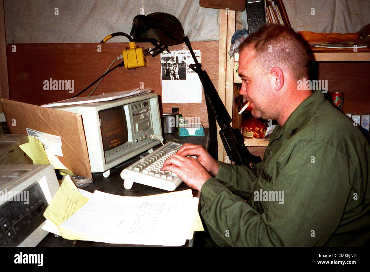 CHRIS 2nd Harris, un Seabee con Naval Mobile Construction Battalion 5 (NMCB-5), si collega al sistema di gestione dei materiali automatizzati standard (SAMMS) mentre lavora nell'ufficio di fornitura in un campo in costruzione nel nord dell'Arabia Saudita durante l'operazione Desert Storm. Soggetto operativo/Serie: TEMPESTA DEL DESERTO Paese: Arabia Saudita (SAU) Foto Stock CHRIS 2nd Harris, un Seabee con Naval Mobile Construction Battalion 5 (NMCB-5), si collega al sistema di gestione dei materiali automatizzati standard (SAMMS) mentre lavora nell'ufficio di fornitura in un campo in costruzione nel nord dell'Arabia Saudita durante l'operazione Desert Storm. Soggetto operativo/Serie: TEMPESTA DEL DESERTO Paese: Arabia Saudita (SAU) Foto Stock