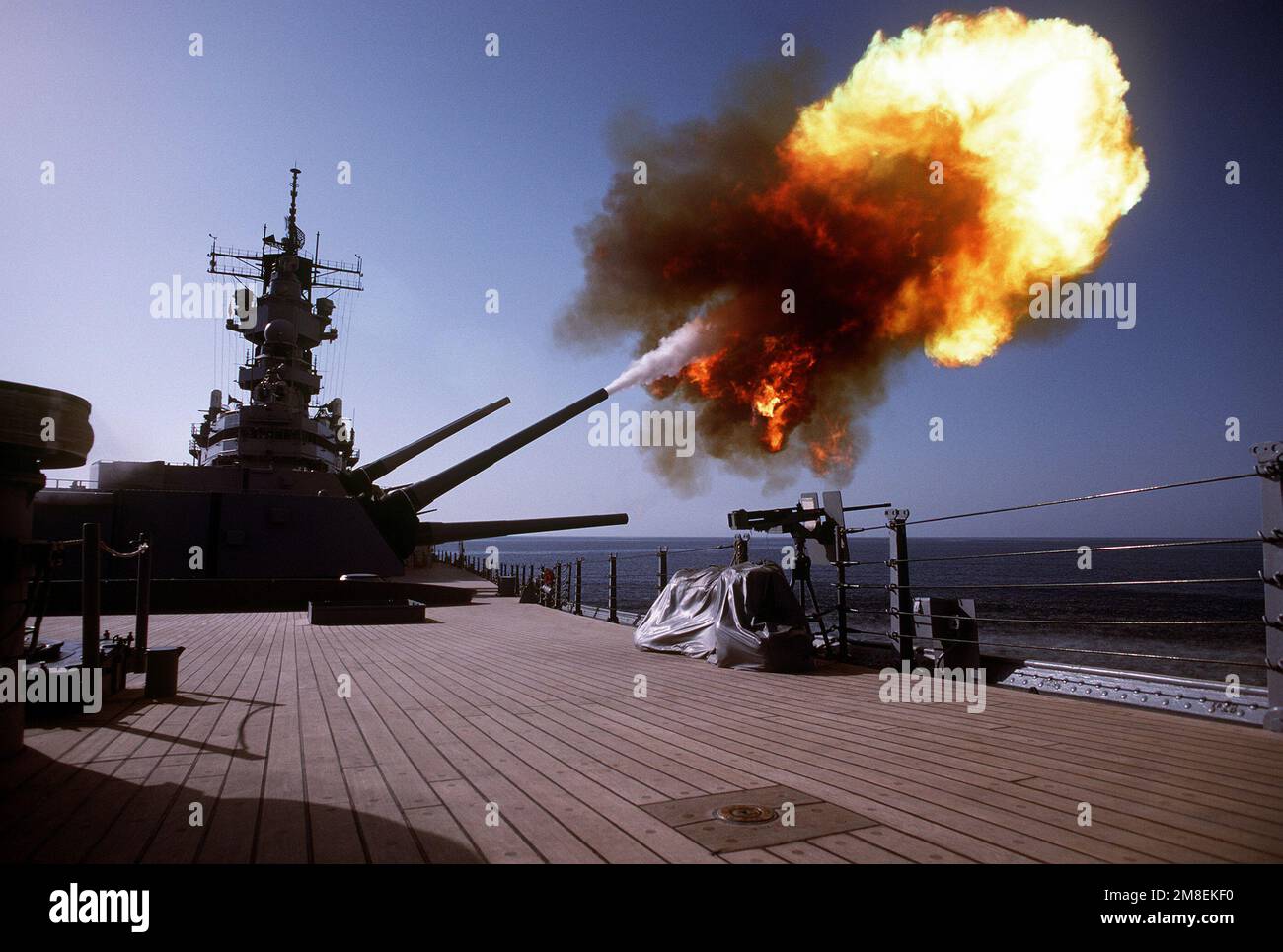 La nave da guerra USS WISCONSIN (BB-64) spara uno dei suoi cannoni Mark da 7 16 pollici/50 di calibro a un bersaglio della costa irachena durante l'operazione Desert Storm. Soggetto operativo/Serie: DESERT STORM Paese: Sconosciuto Foto Stock